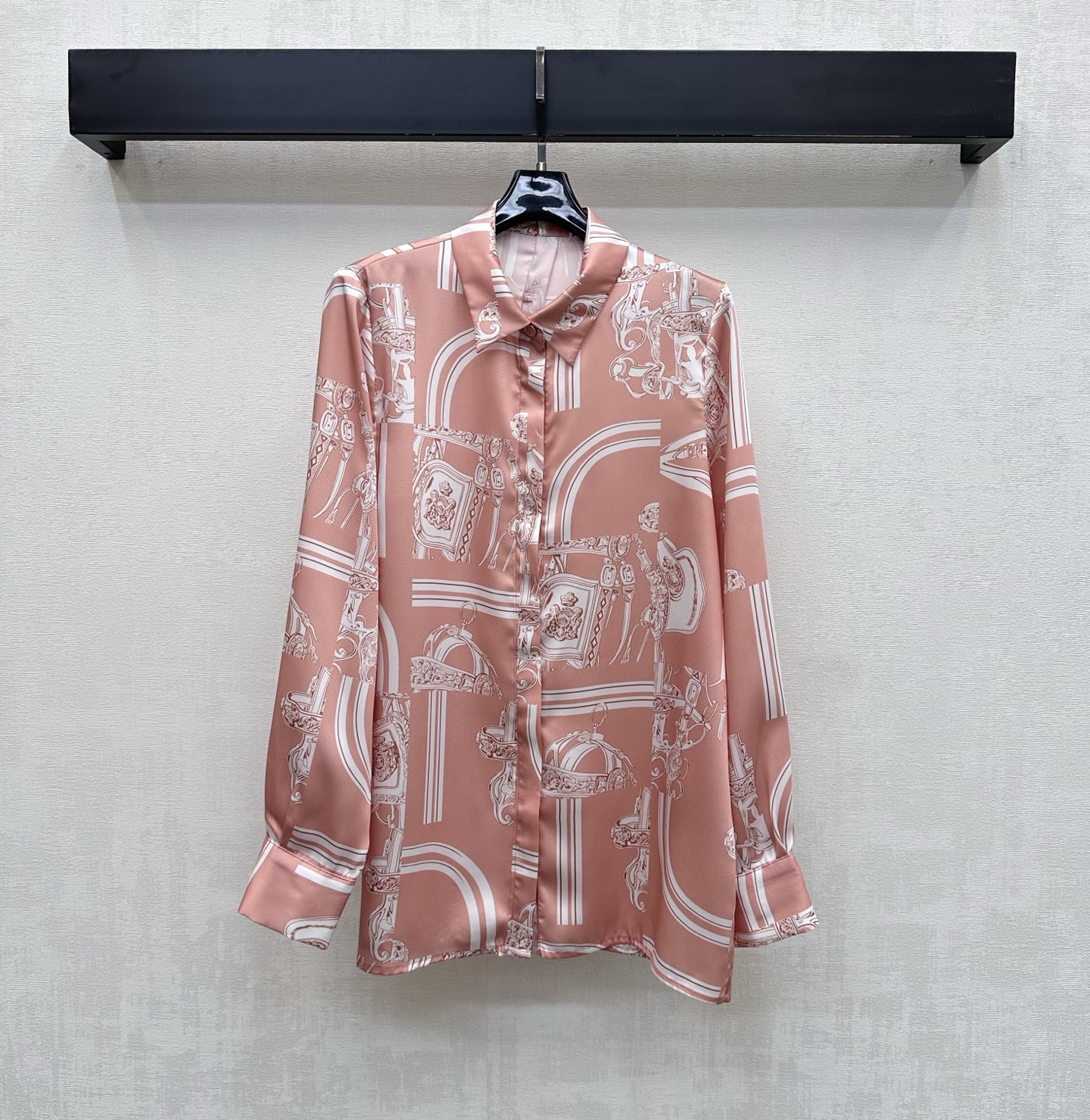 NO:803459,Herme*2026 new products are on the shelves. Silk printed long-sleeved shirts are made of 100% imported YB mulberry silk. The texture is comfortable, draped and breathable. The whole body is printed with artistic lines, which instantly brightens the overall visual effect and highlights the brand tone. The front placket is designed with hidden buttons to adjust the placket, adding layering to the look. Surface accessories development. Lapel long-sleeved shirt tailoring. Can be paired with trousers of the same series. Easily wear it for daily outings or vacations, creating an elegant and relaxed atmosphere.  High version-,,hermes,shirts,real silk,19860909Herme*2026新品上架真丝印花长袖衬衫定制YB进口百分百桑蚕丝材质 质感舒适 垂顺透气 通体采用艺术感线条印花图案 瞬间点亮整体丰富视觉效果 彰显品牌调性 前襟沿用隐藏式纽扣调节开襟设计 增添造型层次感 面辅料开发 翻领长袖衬衣剪裁 可搭配同系列长裤 日常出街还是度假成套穿搭轻松穿出优雅松弛氛围感   高版本-,,hermes,shirts,real silk,,Women's clothing