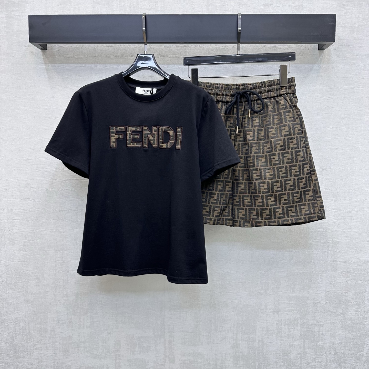 NO:803443,Fend*2026 new arrival jacquard logo shorts suit customized YB imported twill cotton jacquard material mercerized, glossy and comfortable, top decorated with contrasting jacquard letter logo to add style layering, matched with full-length iconic letter shorts design to highlight the brand tone, surface accessories development, round neck short-sleeved T-shirt drawstring shorts, retro and fashionable complete set, high version, fendi, shorts, T-shirt, tees, t-shirt,19860909Fend*2026新品上架提花徽标短裤套装定制YB进口斜纹棉提花材质 丝光处理 光泽舒适 上衣饰以撞色提花字母徽标装饰 增添造型层次 配合满铺标志性字母短裤设计 彰显品牌调性 面辅料开发 圆领短袖T恤抽绳短裤 成套穿搭复古时髦   高版本,,fendi,shorts,T-shirt,tees，t-shirt,,Women's clothing