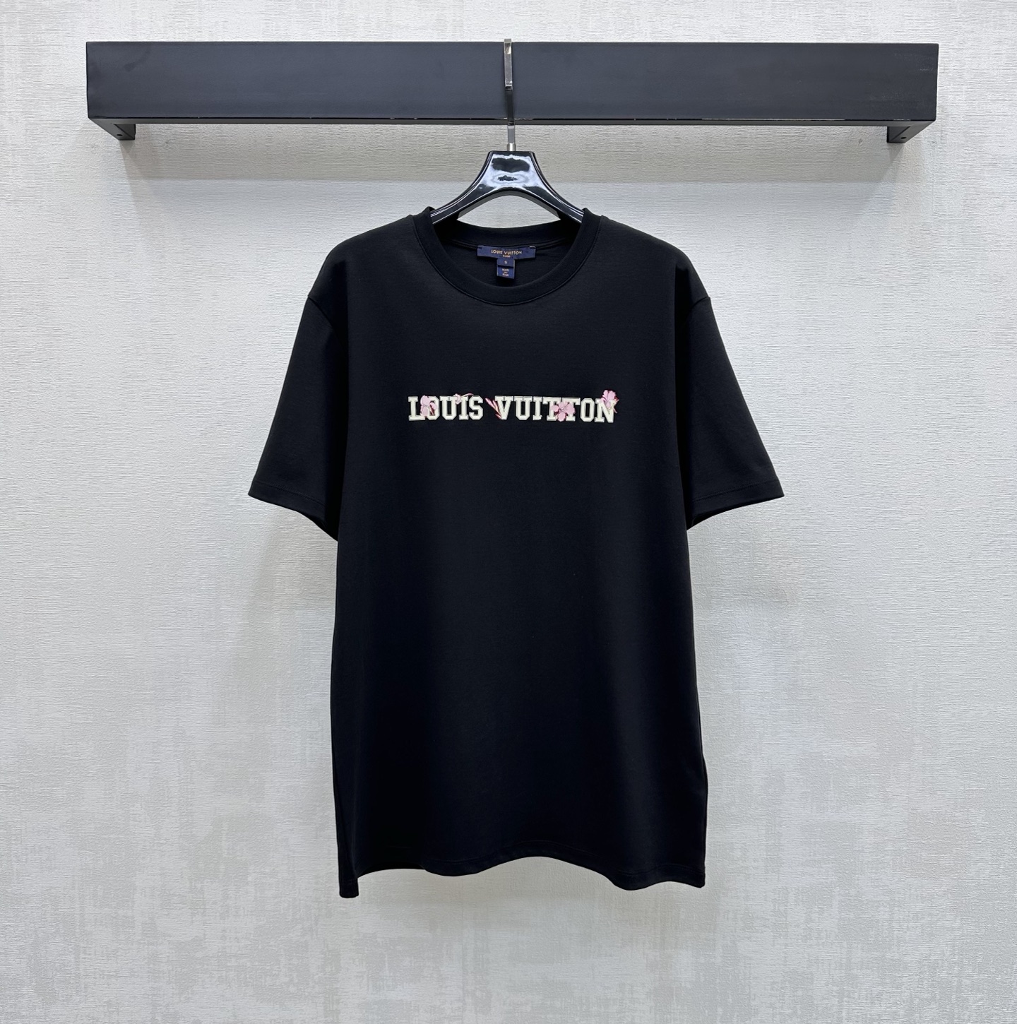 NO:804547,Louis Vuitto*2026 new products are on the shelves. Round neck flower letters customized YB imported cotton material. High quality, comfortable and breathable. The neckline is processed with threaded hemming details to add layering to the look. The flower pattern is embellished in the center of the chest. The iconic letter printing logo element highlights the brand tone. Development of surface accessories. Conventional round neck short-sleeved T-shirt tailoring. Casual and relaxed for daily commuting. Stylish when worn alone. High version, Louis Vuitto  vuitton,T-shirt,tees,t-shirt,19860909Louis Vuitto*2026新品上架圆领花朵字母定制YB进口全棉材质 质感上乘 舒适透气 领口采用螺纹包边细节处理 增添造型层次感 胸前居中点缀花朵图案标志性字母印花徽标元素 彰显品牌调性 面辅料开发 常规圆领短袖T恤剪裁 日常通勤休闲松弛 单穿内搭出彩时髦 高版本,,louis vuitton,T-shirt,tees，t-shirt,,Women's clothing