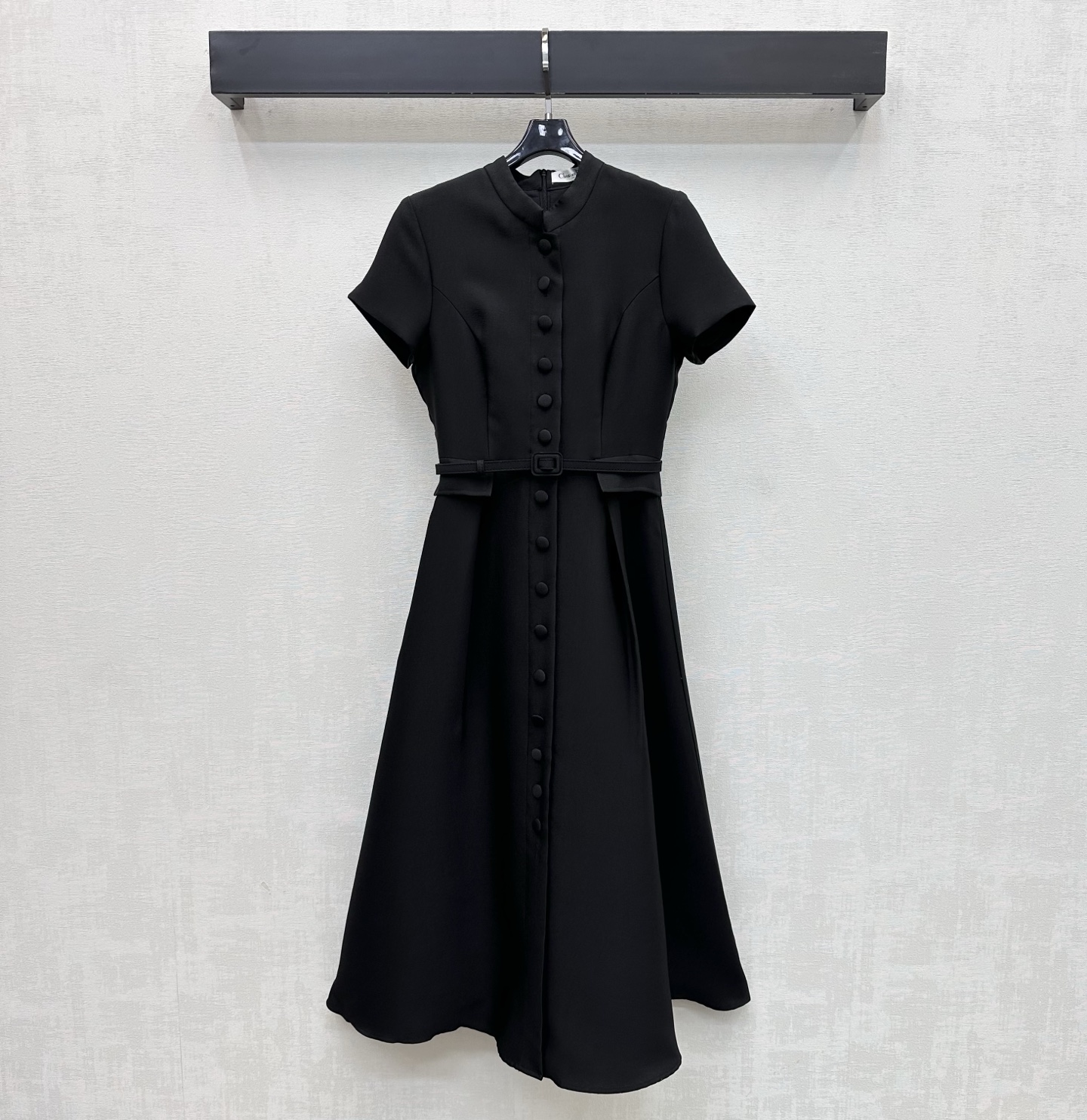 NO:804510,Dio*2026 new arrival stand-up collar belt dress made of imported YB silk cotton material, shiny and delicate, crisp and stylish, using placket buttons to adjust and tighten with perforated belt, highlighting the proportions and modifying the body design, adding layering to the shape. The plain color of ready-to-wear clothing uses tailoring and details to enhance sophistication, highlighting the brand tone. Surface accessories development, stand-up collar short-sleeved dress style tailoring, commuting date wear temperament, charming British elegance, high version 2 colors, dior, skirts, T-shirt,19860909Dio*2026新品上架立领腰带连衣裙定制YB进口丝棉材质 光泽细腻 挺括有型 沿用开襟纽扣调节配合穿孔腰带束紧处理 凸显比例修饰身材设计 增添造型层次感 成衣素色利用裁剪和细节提升精致度 彰显品牌调性 面辅料开发 立领短袖连衣裙版型剪裁 通勤约会穿搭气质魅力英伦优雅 高版本2色,,dior,skirts,T-shirt,,Women's clothing