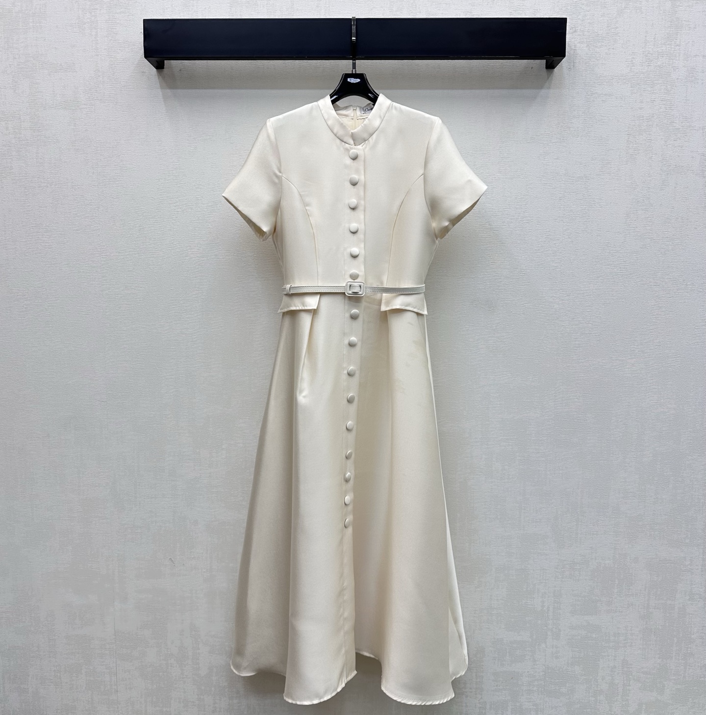 NO:804506,Dio*2026 new arrival stand-up collar belt dress made of imported YB silk cotton material, shiny and delicate, crisp and stylish, using placket buttons to adjust and tighten with perforated belt, highlighting the proportions and modifying the body design, adding layering to the shape. The plain color of ready-to-wear clothing uses tailoring and details to enhance sophistication, highlighting the brand tone. Surface accessories development, stand-up collar short-sleeved dress style tailoring, commuting date wear temperament, charming British elegance, high version 2 colors, dior, skirts, T-shirt,19860909Dio*2026新品上架立领腰带连衣裙定制YB进口丝棉材质 光泽细腻 挺括有型 沿用开襟纽扣调节配合穿孔腰带束紧处理 凸显比例修饰身材设计 增添造型层次感 成衣素色利用裁剪和细节提升精致度 彰显品牌调性 面辅料开发 立领短袖连衣裙版型剪裁 通勤约会穿搭气质魅力英伦优雅 高版本2色,,dior,skirts,T-shirt,,Women's clothing