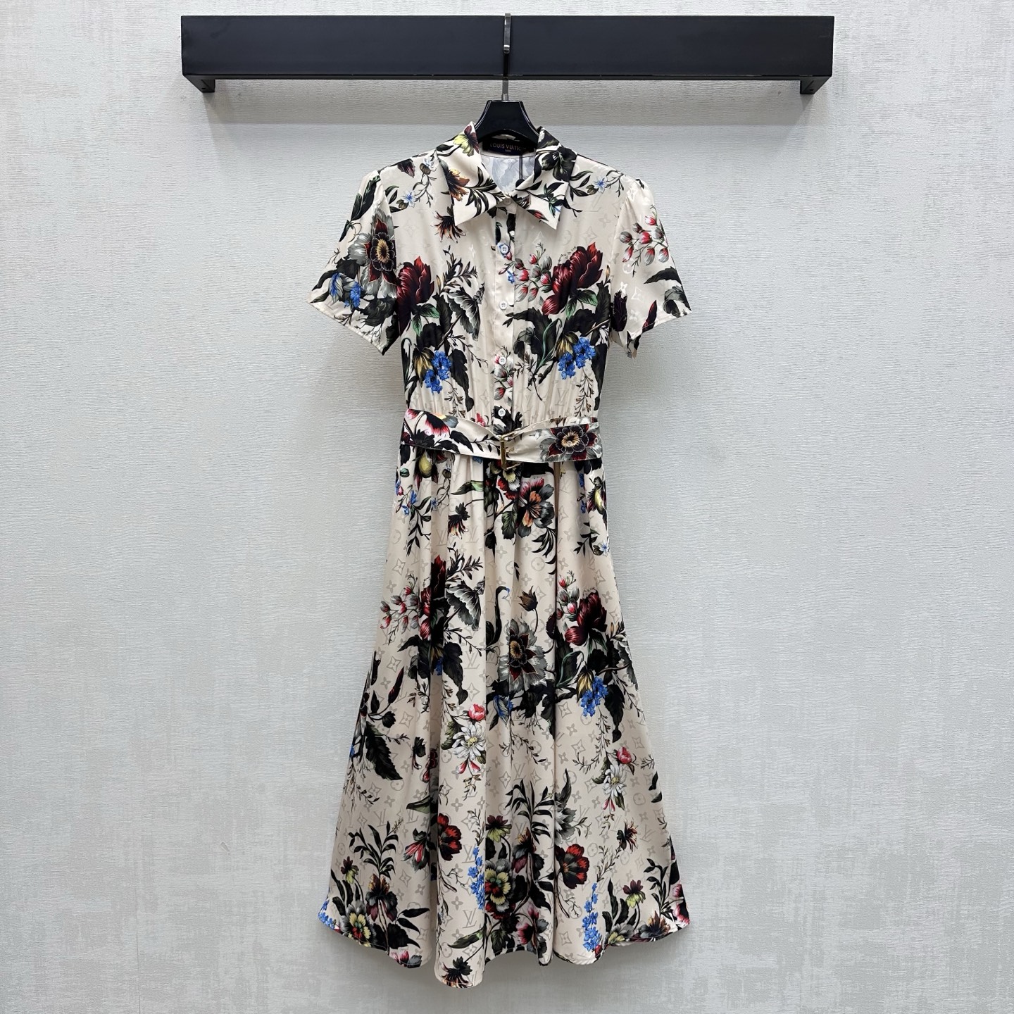 NO:804511,Louis Vuitto*2026 new arrivals dark pattern printed shirt dress. Customized YB imported twill silk material. Slim and comfortable. The iconic four-leaf clover letter dark pattern jacquard element is printed all over the body and decorated with bright flower patterns to highlight the brand tone. The placket button adjustment is combined with the original fabric belt to outline the waist design to add layering to the look. Surface accessories development. Lapel short-sleeved shirt dress tailoring. Easy to control high-end fashion for commuting and vacation. High version 2 colors, Louis Vuitto  vuitton,skirts,T-shirt,19860909Louis Vuitto*2026新品上架暗纹印花衬衣裙 定制YB进口斜纹绸材质 垂顺舒适 通体满印标志性四叶草字母暗纹提花元素配合点缀鲜艳花朵图案 彰显品牌调性 开襟纽扣调节配合本布腰带勾勒腰身设计 增添造型层次感 面辅料开发 翻领短袖衬衣裙剪裁 通勤度假轻松驾驭高级时髦穿搭 高版本2色,,louis vuitton,skirts,T-shirt,,Women's clothing