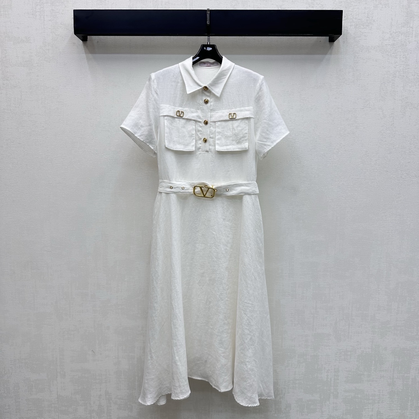 NO:804491,Valentin*2026 New Arrival Linen Belt Dress Customized YB imported linen material Breathable, comfortable and skin-friendly The plain color of the garment uses tailoring and details to enhance the sophistication It is designed with half-button buttons for easy putting on and taking off Add a sense of layering to the look The signature metallic V specimen fabric perforated belt waist-cinching outlines the graceful figure Echoing the symmetrical pocket design to highlight the brand tone Development of surface accessories Lapel short-sleeved dress tailoring Fashionable and practical all-match dress for all seasons The upper body is simple and stylish  High version,,valentino,skirts,T-shirt,19860909Valentin*2026新品上架亚麻腰带连衣裙定制YB进口亚麻材质 透气舒适亲肤 成衣素色利用裁剪和细节提升精致度 配合半开襟纽扣调节设计方便穿脱 增添造型层次感 标志性金属V标本布穿孔腰带收腰处理勾勒曼妙身形 呼应对称口袋设计 彰显品牌调性 面辅料开发 翻领短袖连衣裙剪裁 时尚与实用兼备的四季百搭连衣裙 上身简约洋气  高版本,,valentino,skirts,T-shirt,,Women's clothing