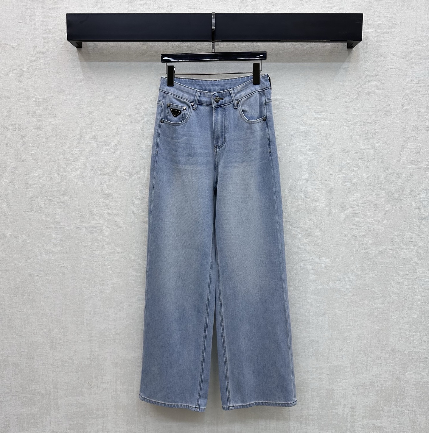 NO:804535,Prad*2026 new arrival embroidered denim straight trousers customized with YB imported twill cotton denim material. Comfortable, soft, breathable and easy to wear. Multiple enzyme washing process to create a retro fashion sense. High-waisted symmetrical pockets with contoured seam cutting design to add layering to the look. Pockets are embellished with iconic metal triangle logo decoration and embroidered letter leather label design on the back hip. Low-key highlight of the brand tone. Simple and advanced. Development of surface accessories. High-waist buttoned straight trousers cut. Casually match and wear high-end fashion.  High version 2 colors 26-30,, prada,19860909Prad*2026新品上架绣花牛仔直筒长裤定制YB进口斜纹全棉牛仔材质 舒适柔软 透气好穿 多重酵素水洗工艺处理 打造复古时尚感 高腰对称口袋配合轮廓压线裁剪设计 增添造型层次感 口袋点缀标志性金属三角徽标装饰 与后臀绣花字母皮标设计 低调彰显品牌调性 简约高级 面辅料开发 高腰系扣直筒长裤剪裁 随意搭配穿搭高级时髦  高版本2色26-30,,prada,,Women's clothing