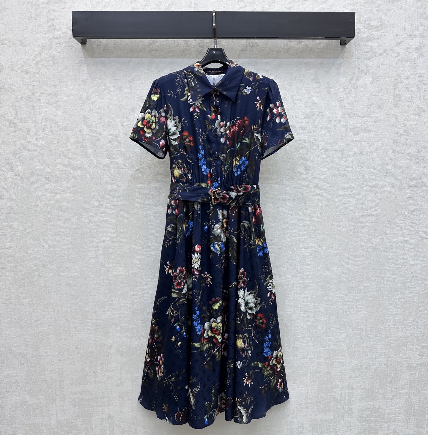 NO:804507,Louis Vuitto*2026 new arrivals dark pattern printed shirt dress. Customized YB imported twill silk material. Slim and comfortable. The iconic four-leaf clover letter dark pattern jacquard element is printed all over the body and decorated with bright flower patterns to highlight the brand tone. The placket button adjustment is combined with the original fabric belt to outline the waist design to add layering to the look. Surface accessories development. Lapel short-sleeved shirt dress tailoring. Easy to control high-end fashion for commuting and vacation. High version 2 colors, Louis Vuitto  vuitton,skirts,T-shirt,19860909Louis Vuitto*2026新品上架暗纹印花衬衣裙 定制YB进口斜纹绸材质 垂顺舒适 通体满印标志性四叶草字母暗纹提花元素配合点缀鲜艳花朵图案 彰显品牌调性 开襟纽扣调节配合本布腰带勾勒腰身设计 增添造型层次感 面辅料开发 翻领短袖衬衣裙剪裁 通勤度假轻松驾驭高级时髦穿搭 高版本2色,,louis vuitton,skirts,T-shirt,,Women's clothing