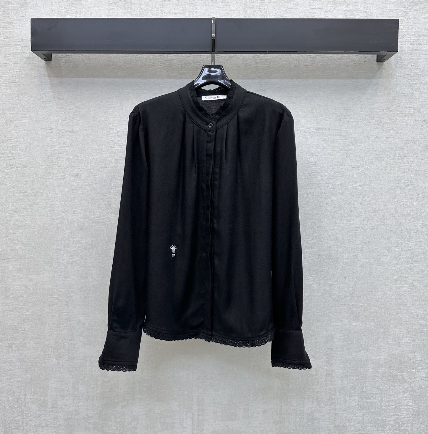 NO:804518,Dio*2026 new arrival stand-up collar lace shirt, custom-made YB imported cotton material, smooth and comfortable, all-over plain texture with lace splicing design on the collar, cuffs and hem, adding layering to the look. Iconic letter bee embroidery logo decoration on the waist highlights the brand tone. The placket button can be adjusted for easy putting on and taking off. Development of surface accessories. Stand-up collar long-sleeved shirt tailoring. Casually matched with skirts and trousers for high-end fashion.  High version 2 colors, dior, skirts, shirts,19860909Dio*2026新品上架立领花边衬衣定制YB进口全棉材质 垂顺舒适 通体素色肌理配合领边袖口下摆蕾丝花边拼接设计 增添造型层次感 腰侧点缀标志性字母蜜蜂刺绣徽标装饰 彰显品牌调性 开襟纽扣调节方便穿脱 面辅料开发 立领长袖衬衫剪裁 随意搭配裙裤装穿搭高级时髦  高版本2色,,dior,skirts,shirts,,Women's clothing
