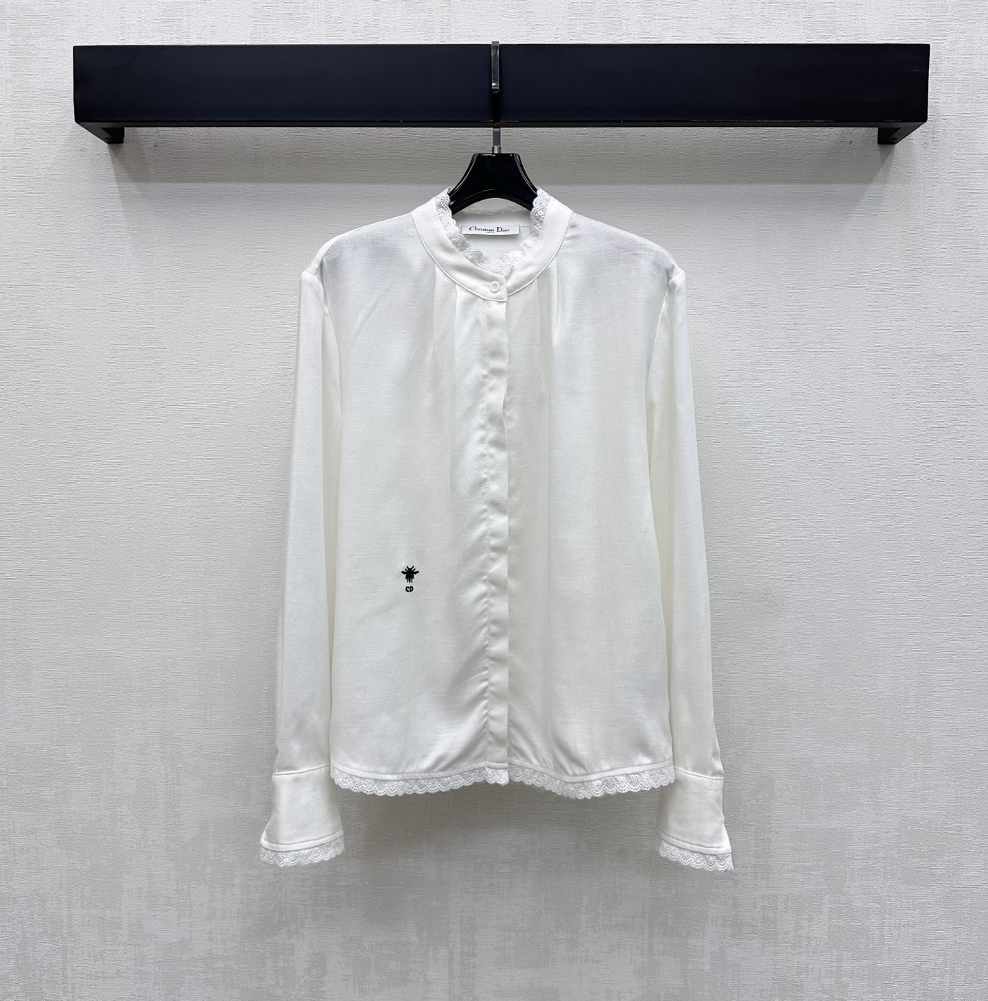 NO:804514,Dio*2026 new arrival stand-up collar lace shirt, custom-made YB imported cotton material, smooth and comfortable, all-over plain texture with lace splicing design on the collar, cuffs and hem, adding layering to the look. Iconic letter bee embroidery logo decoration on the waist highlights the brand tone. The placket button can be adjusted for easy putting on and taking off. Development of surface accessories. Stand-up collar long-sleeved shirt tailoring. Casually matched with skirts and trousers for high-end fashion.  High version 2 colors, dior, skirts, shirts,19860909Dio*2026新品上架立领花边衬衣定制YB进口全棉材质 垂顺舒适 通体素色肌理配合领边袖口下摆蕾丝花边拼接设计 增添造型层次感 腰侧点缀标志性字母蜜蜂刺绣徽标装饰 彰显品牌调性 开襟纽扣调节方便穿脱 面辅料开发 立领长袖衬衫剪裁 随意搭配裙裤装穿搭高级时髦  高版本2色,,dior,skirts,shirts,,Women's clothing