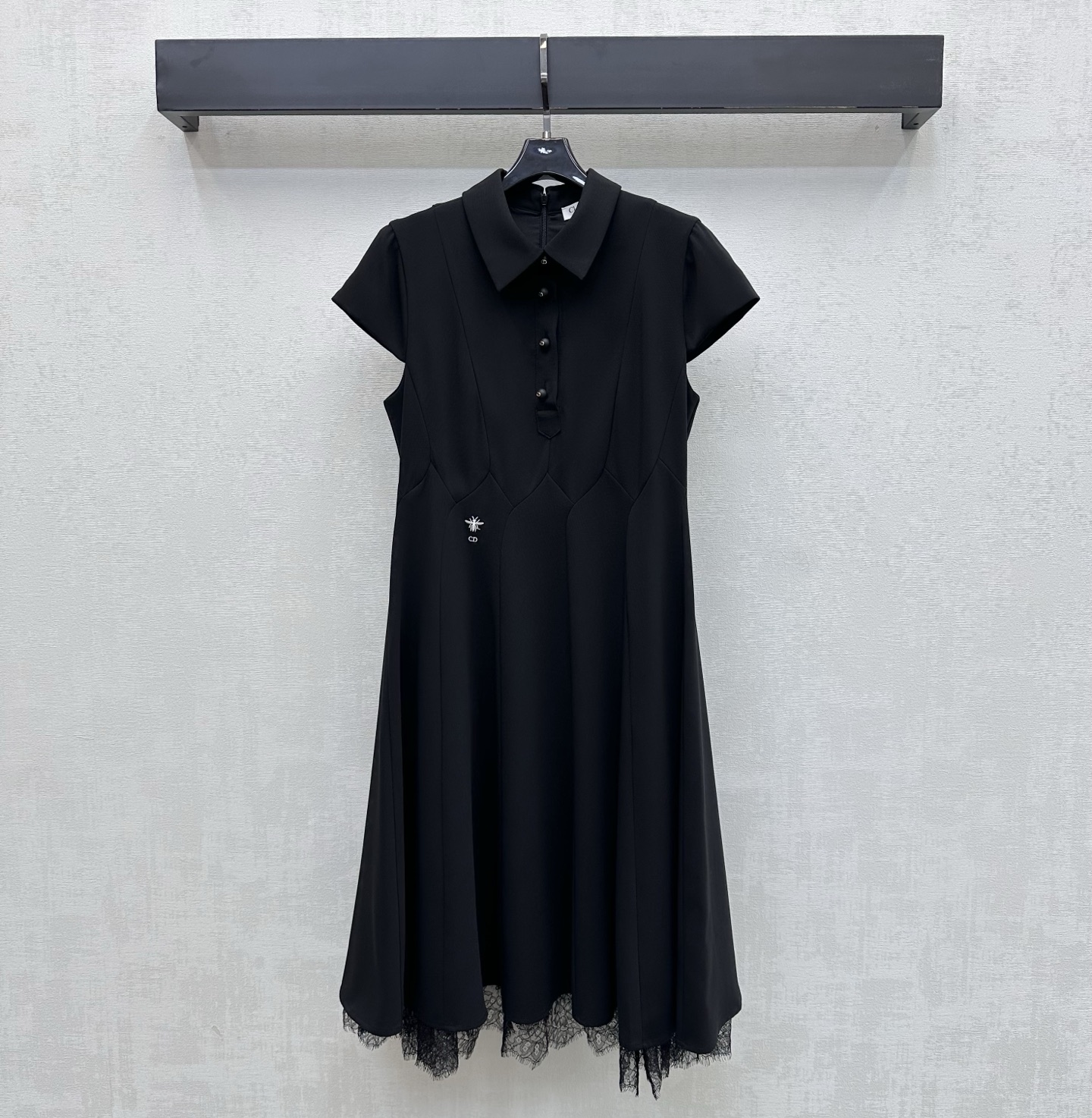 NO:804503,Dio*2026 new products are on the shelves. Lace splicing dress. Customized YB imported cotton and linen material. Breathable, comfortable and stylish. Half placket buttons are adjusted to match the water-soluble lace splicing design of the skirt. It adds layering to the look. The iconic CD bee embroidered logo decoration is embellished on the waist to highlight the brand tone. Create a high-end simple style. Surface accessories development. Lapel short-sleeved dress tailoring. Elegant and fashionable for commuting and dating. High version, dior, skirts, T-shirt,19860909Dio*2026新品上架 蕾丝拼接连衣裙 定制YB进口棉麻材质 透气舒适有型 半开襟纽扣调节配合裙摆水溶蕾丝拼接设计 增添造型层次感 腰侧点缀标志性CD蜜蜂刺绣徽标装饰 彰显品牌调性 打造高级简约风格 面辅料开发 翻领短袖连衣裙剪裁 通勤约会穿搭优雅时髦    高版本,,dior,skirts,T-shirt,,Women's clothing