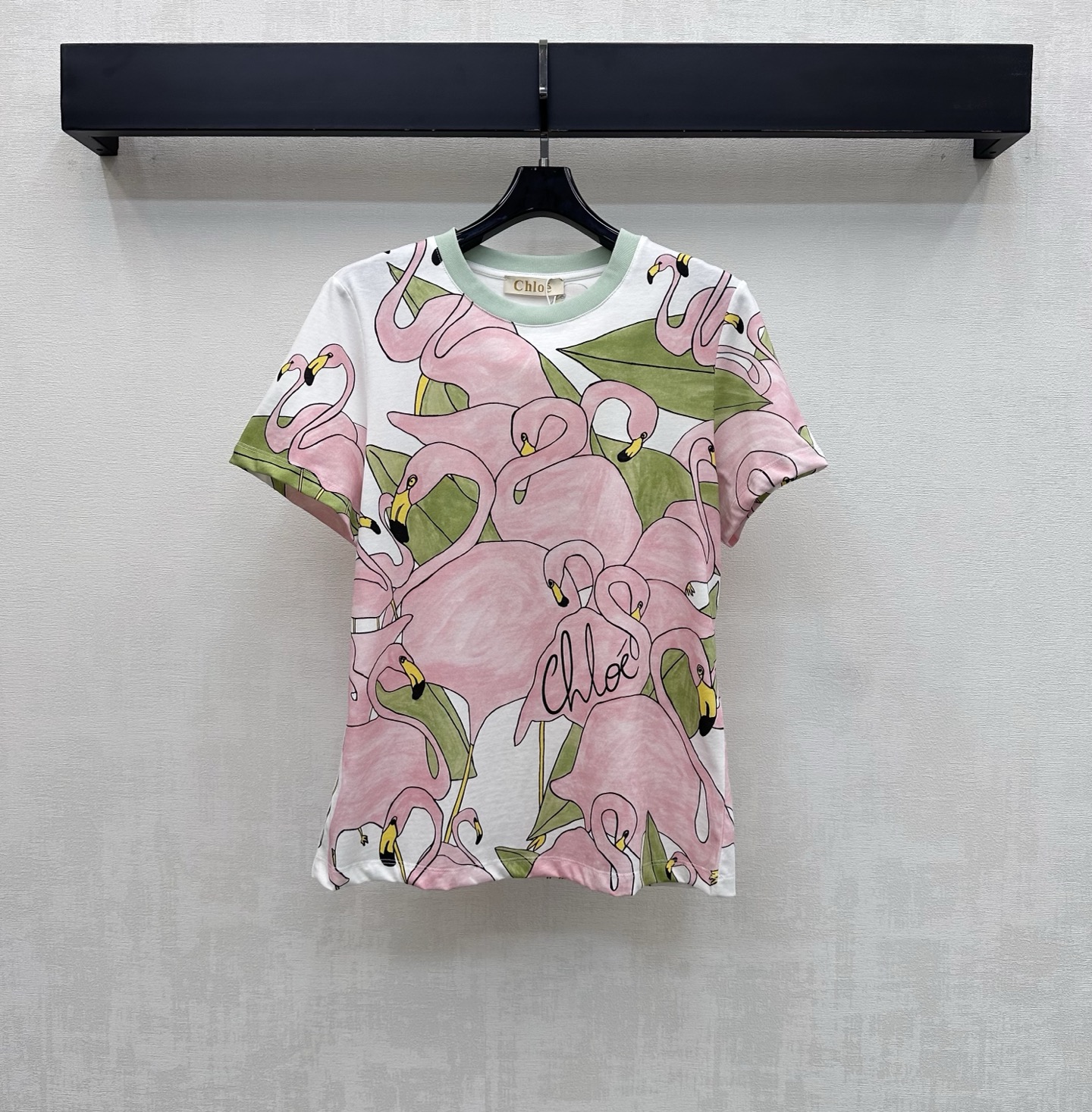 NO:805357,Chole*2026 new products are on the shelves. Printed round neck. Customized YB imported twill cotton material. Breathable, comfortable and skin-friendly. White swan printed pattern all over the body. Matched with the contrasting threaded edge design on the collar to add layering to the look. The iconic letter logo is embellished to highlight the brand tone. Surface accessories development. Round neck short-sleeved T-shirt tailoring. Casually matched with skirts and trousers. Wear alone and layered in high fashion. High version, skirts, T-shirt, tees, t-shirt,19860909Chole*2026新品上架印花圆领定制YB进口斜纹棉材质 透气舒适亲肤 通体满印白天鹅印花图案 配合领口撞色螺纹包边设计 增添造型层次感 标志性字母徽标点缀其中 彰显品牌调性 面辅料开发 圆领短袖T恤剪裁 随意搭配裙裤装 单穿叠穿高级时髦  高版本,,skirts,T-shirt,tees，t-shirt,,Women's clothing