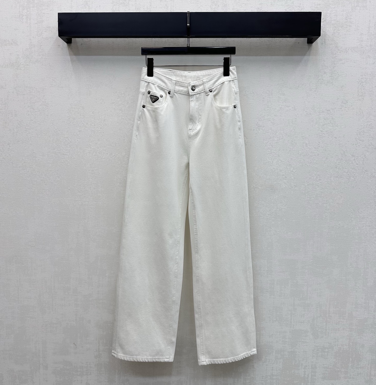 NO:804541,Prad*2026 new arrival embroidered denim straight trousers customized with YB imported twill cotton denim material. Comfortable, soft, breathable and easy to wear. Multiple enzyme washing process to create a retro fashion sense. High-waisted symmetrical pockets with contoured seam cutting design to add layering to the look. Pockets are embellished with iconic metal triangle logo decoration and embroidered letter leather label design on the back hip. Low-key highlight of the brand tone. Simple and advanced. Development of surface accessories. High-waist buttoned straight trousers cut. Casually match and wear high-end fashion.  High version 2 colors 26-30,, prada,19860909Prad*2026新品上架绣花牛仔直筒长裤定制YB进口斜纹全棉牛仔材质 舒适柔软 透气好穿 多重酵素水洗工艺处理 打造复古时尚感 高腰对称口袋配合轮廓压线裁剪设计 增添造型层次感 口袋点缀标志性金属三角徽标装饰 与后臀绣花字母皮标设计 低调彰显品牌调性 简约高级 面辅料开发 高腰系扣直筒长裤剪裁 随意搭配穿搭高级时髦  高版本2色26-30,,prada,,Women's clothing