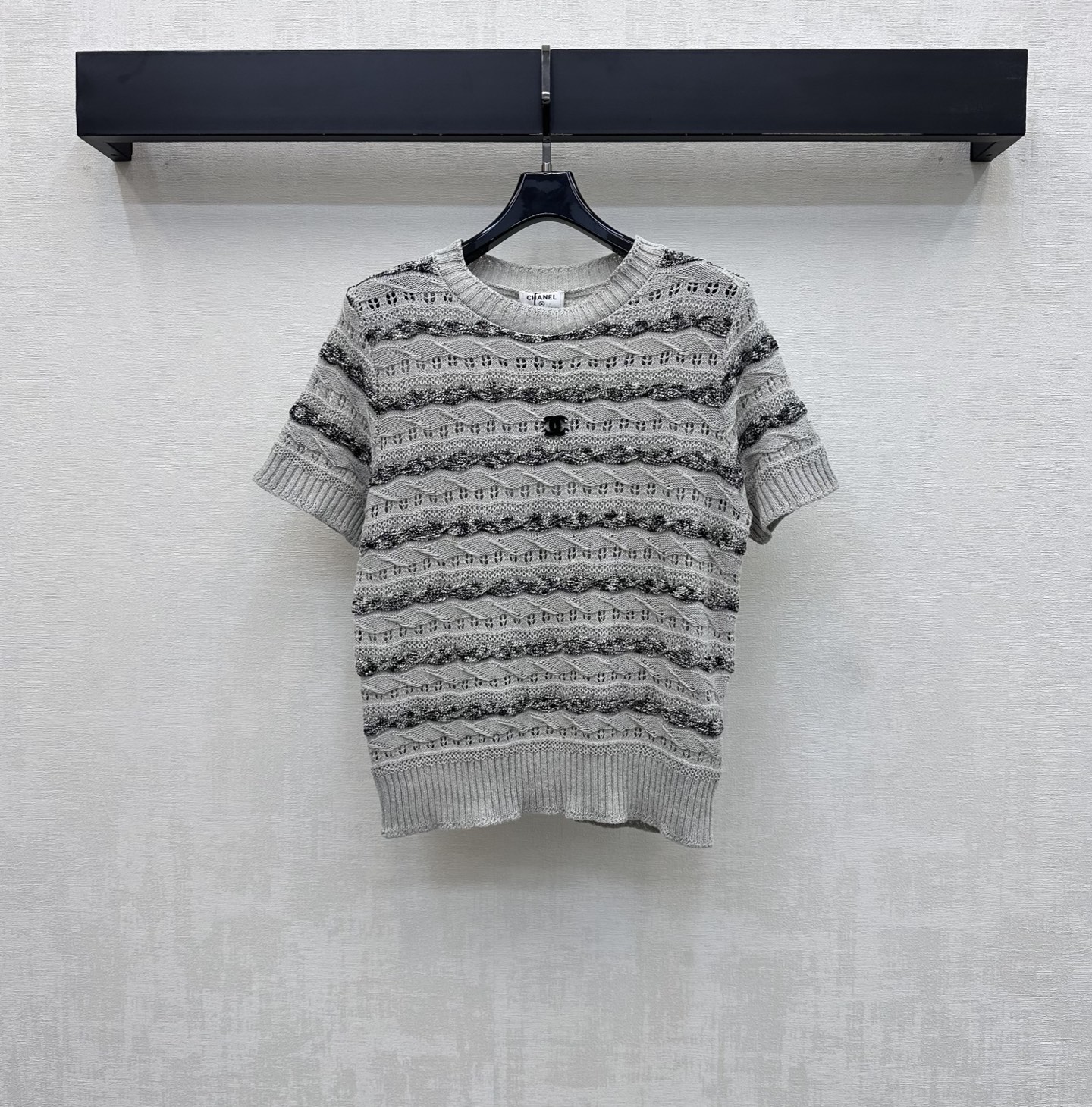 NO:805331,Chane*2026 new products are on the shelves. Hollow contrasting short-sleeved knitted custom YB imported blended wool knitted material. The texture is high-quality and the texture is obvious. The whole body is designed with spliced contrasting webbing elements. It is made with hollowing technology to add layering to the look. The iconic double C letter logo is decorated in the center of the chest to highlight the brand tone. Rich visual effects and beauty. Development of surface accessories. Round neck short-sleeved top tailoring. Casually match with bottoms for daily commuting to match the fashion trend.  High version 36 38 40,,chanel,T-shirt,19860909Chane*2026新品上架镂空撞色短袖针织定制YB进口混纺羊毛针织材质 质感上乘 肌理明显 通体沿用拼接撞色织带元素设计 配合镂空工艺制作 增添造型层次感 胸前居中点缀标志性双C字母徽标装饰 彰显品牌调性 丰富视觉效果和美感 面辅料开发 圆领短袖上衣剪裁 日常通勤随意搭配下装穿搭时尚潮流   高版本36 38 40,,chanel,T-shirt,,Women's clothing