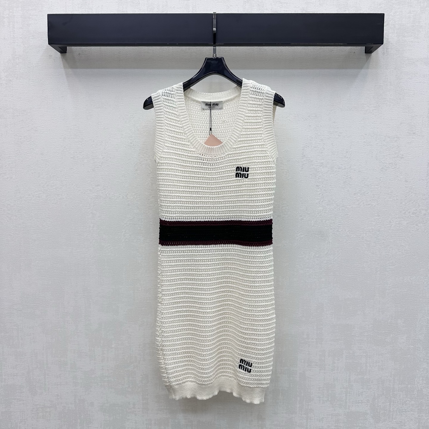 NO:805344,19860909Miumi*2026新品上架撞色针织背心裙定制YB进口棉毛针织材质 舒适软糯 弹力十足 通体立体手钩编织横纹满铺肌理 配合拼接撞色腰围设计 增添造型层次感 胸口点缀标志性字母徽标装饰 彰显品牌调性 面辅料开发 圆领背心裙剪裁 日常通勤穿搭高级显瘦 出彩时髦  高版本,,miumiu,skirts,,Women's clothing
