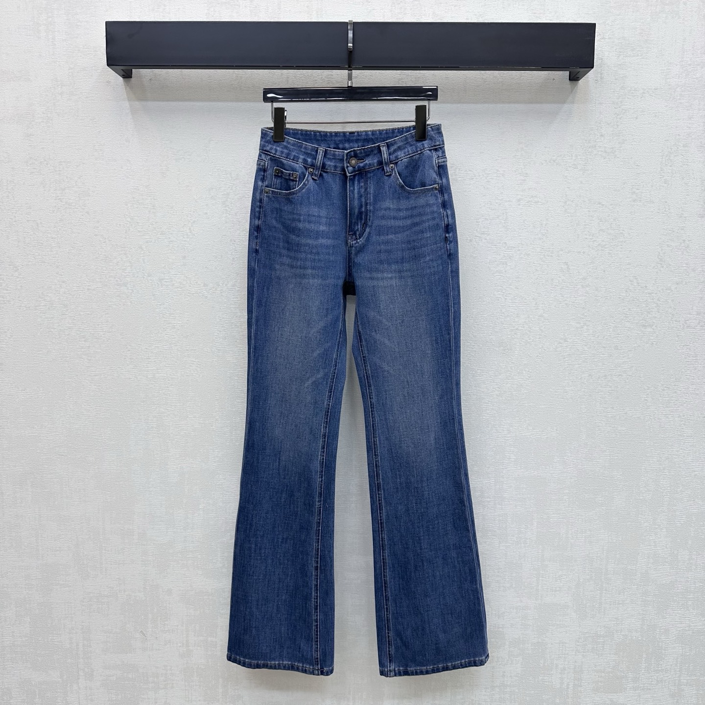NO:804529,Louis Vuitto*2026 new arrivals embroidered denim bootcut trousers customized with YB imported twill cotton denim material Comfortable, soft, breathable and easy to wear Multi-enzyme washing process to create a retro fashion sense Symmetrical pockets with contoured seam embroidery cutting design Add style layering The iconic four-leaf clover letter logo echoes the leather label design and decoration Highlights the brand's tone Simple and high-end fabrics development High-waist buttoned bootcut trousers can be worn casually and in high fashion  High version 2 colors 26-30,,louis vuitton,19860909Louis Vuitto*2026新品上架绣花牛仔微喇长裤定制YB进口斜纹全棉牛仔材质 舒适柔软 透气好穿 多重酵素水洗工艺处理 打造复古时尚感 对称口袋配合轮廓压线绣花裁剪设计 增添造型层次感 标志性四叶草字母徽标呼应皮标设计装饰 彰显品牌调性 简约高级 面辅料开发 高腰系扣微喇长裤剪裁 随意搭配穿搭高级时髦  高版本2色26-30,,louis vuitton,,Women's clothing