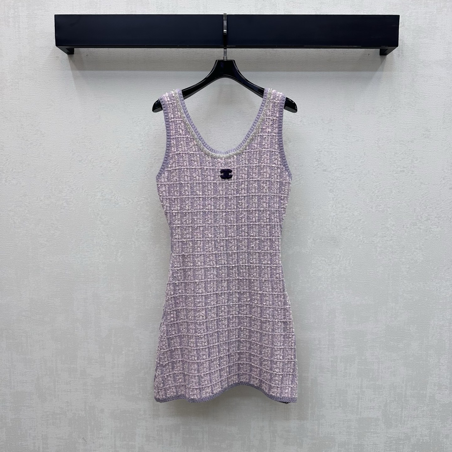 NO:805329,Chane*2026 new product launch beaded knitted tank top made of custom YB imported cotton material with high-end texture and relaxed wear. The whole body is made of woven plaid contrasting texture and the neckline is designed with heavy beading technology to add layering to the look. The iconic double C letter logo is decorated in the center of the chest to highlight the brand tone. Surface accessories are developed.19860909Chane*2026新品上架钉珠针织背心裙定制YB进口棉线材质 质感高级 穿搭松弛 通体沿用编织格纹撞色肌理配合领口重工钉珠工艺设计 增添造型层次感 胸前居中点缀标志性双C字母徽标装饰 彰显品牌调性 面辅料开发 U 领修身背心裙剪裁 通勤约会穿搭简约高级  高版本36 38 40,,chanel,skirts,,Women's clothing