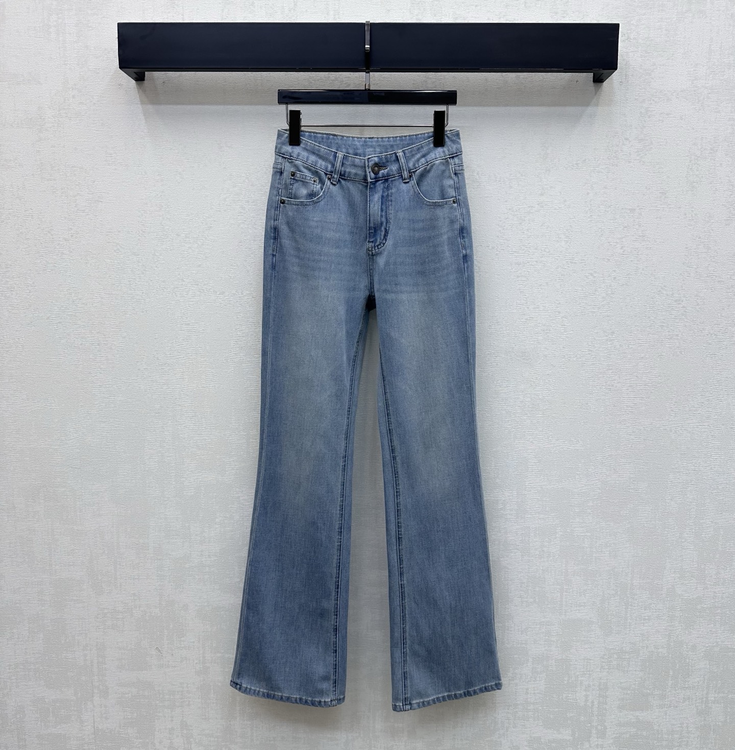 NO:804523,Louis Vuitto*2026 new arrivals embroidered denim bootcut trousers customized with YB imported twill cotton denim material Comfortable, soft, breathable and easy to wear Multi-enzyme washing process to create a retro fashion sense Symmetrical pockets with contoured seam embroidery cutting design Add style layering The iconic four-leaf clover letter logo echoes the leather label design and decoration Highlights the brand's tone Simple and high-end fabrics development High-waist buttoned bootcut trousers can be worn casually and in high fashion  High version 2 colors 26-30,,louis vuitton,19860909Louis Vuitto*2026新品上架绣花牛仔微喇长裤定制YB进口斜纹全棉牛仔材质 舒适柔软 透气好穿 多重酵素水洗工艺处理 打造复古时尚感 对称口袋配合轮廓压线绣花裁剪设计 增添造型层次感 标志性四叶草字母徽标呼应皮标设计装饰 彰显品牌调性 简约高级 面辅料开发 高腰系扣微喇长裤剪裁 随意搭配穿搭高级时髦  高版本2色26-30,,louis vuitton,,Women's clothing