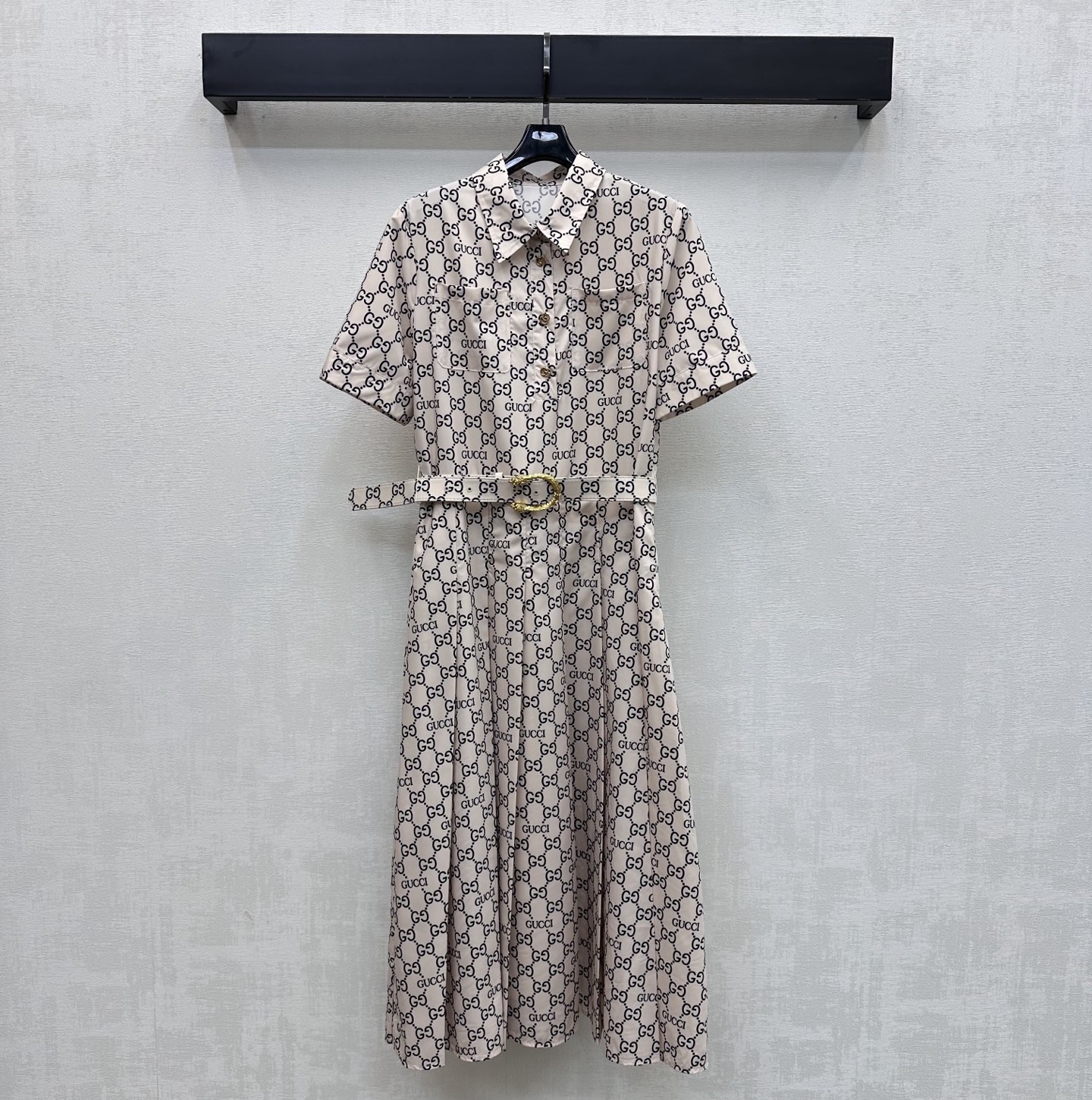 NO:805333,Gucc*2026 new arrival printed belt dress made of YB imported twill material. Smooth and comfortable. The iconic double G letter logo pattern elements are printed all over the body to highlight the brand tone. The metal buttons with engraved letters on the half placket are adjusted to match the fabric perforated belt design. Surface accessories development. Lapel short-sleeved dress tailoring. Easy to control high-end fashionable wear for commuting and vacation. High version 2 colors, gucci, skirts, T-shirt,19860909Gucc*2026新品上架印花腰带连衣裙定制YB进口斜纹绸材质 垂顺舒适 通体满印标志性双G字母徽标图案元素 彰显品牌调性 半开襟刻印字母金属纽扣调节配合本布穿孔腰带设计 面辅料开发 翻领短袖连衣裙版型剪裁 通勤度假轻松驾驭高级时髦穿搭 高版本2色,,gucci,skirts,T-shirt,,Women's clothing