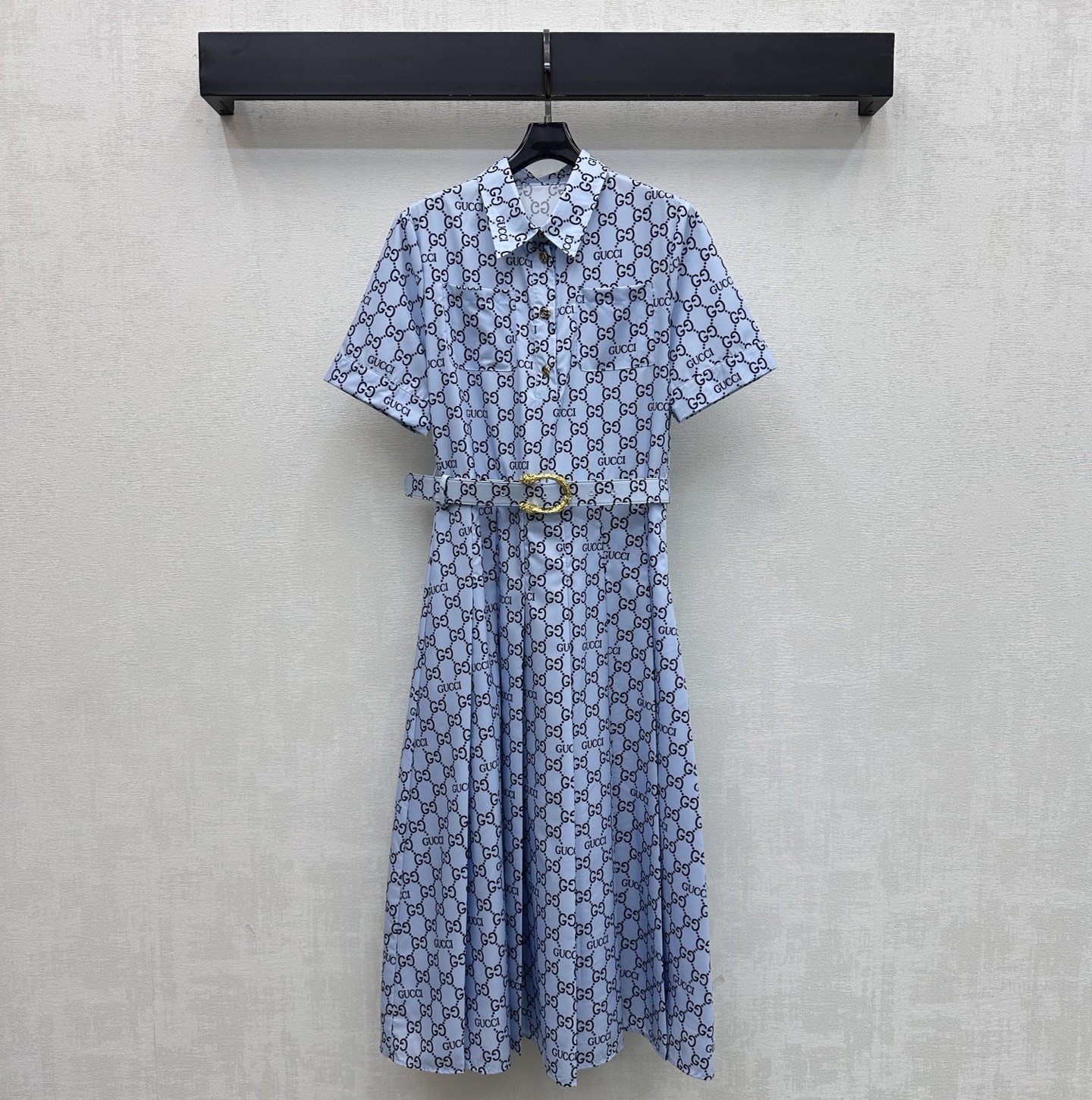 NO:805337,Gucc*2026 new arrival printed belt dress made of YB imported twill material. Smooth and comfortable. The iconic double G letter logo pattern elements are printed all over the body to highlight the brand tone. The metal buttons with engraved letters on the half placket are adjusted to match the fabric perforated belt design. Surface accessories development. Lapel short-sleeved dress tailoring. Easy to control high-end fashionable wear for commuting and vacation. High version 2 colors, gucci, skirts, T-shirt,19860909Gucc*2026新品上架印花腰带连衣裙定制YB进口斜纹绸材质 垂顺舒适 通体满印标志性双G字母徽标图案元素 彰显品牌调性 半开襟刻印字母金属纽扣调节配合本布穿孔腰带设计 面辅料开发 翻领短袖连衣裙版型剪裁 通勤度假轻松驾驭高级时髦穿搭 高版本2色,,gucci,skirts,T-shirt,,Women's clothing