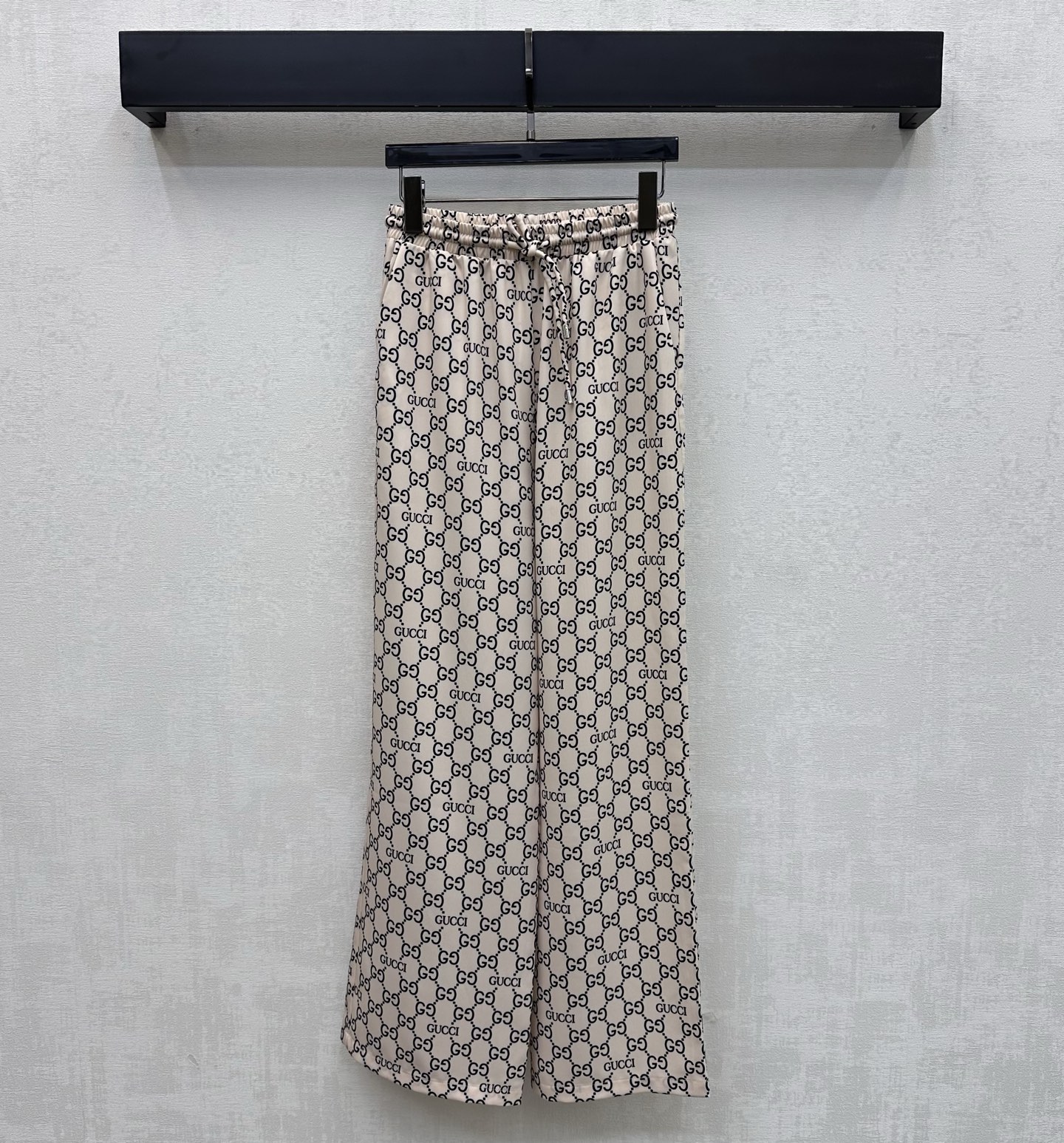 NO:805345,Gucc*2026 new products are on the shelves. Printed drawstring straight trousers are made of YB imported cotton material. Breathable and comfortable, full of texture. Use elastic elastic waist drawstring adjustment design to add layering to the look. The iconic double G letter logo pattern elements are printed all over the body to highlight the brand tone. Development of surface accessories. High-waisted straight trousers cut. Can be matched with shirts from the same series. Stylish for commuting and vacationing. High version 2 colors,,gucci,19860909Gucc*2026新品上架印花抽绳直筒长裤定制YB进口棉纶材质 透气舒适 质感十足 采用弹力松紧腰头抽绳调节设计 增添造型层次感 通体满印标志性双G字母徽标图案元素 彰显品牌调性 面辅料开发 高腰直筒长裤版型剪裁 可搭配同系列衬衣 通勤度假成套穿搭出彩时髦   高版本2色,,gucci,,Women's clothing