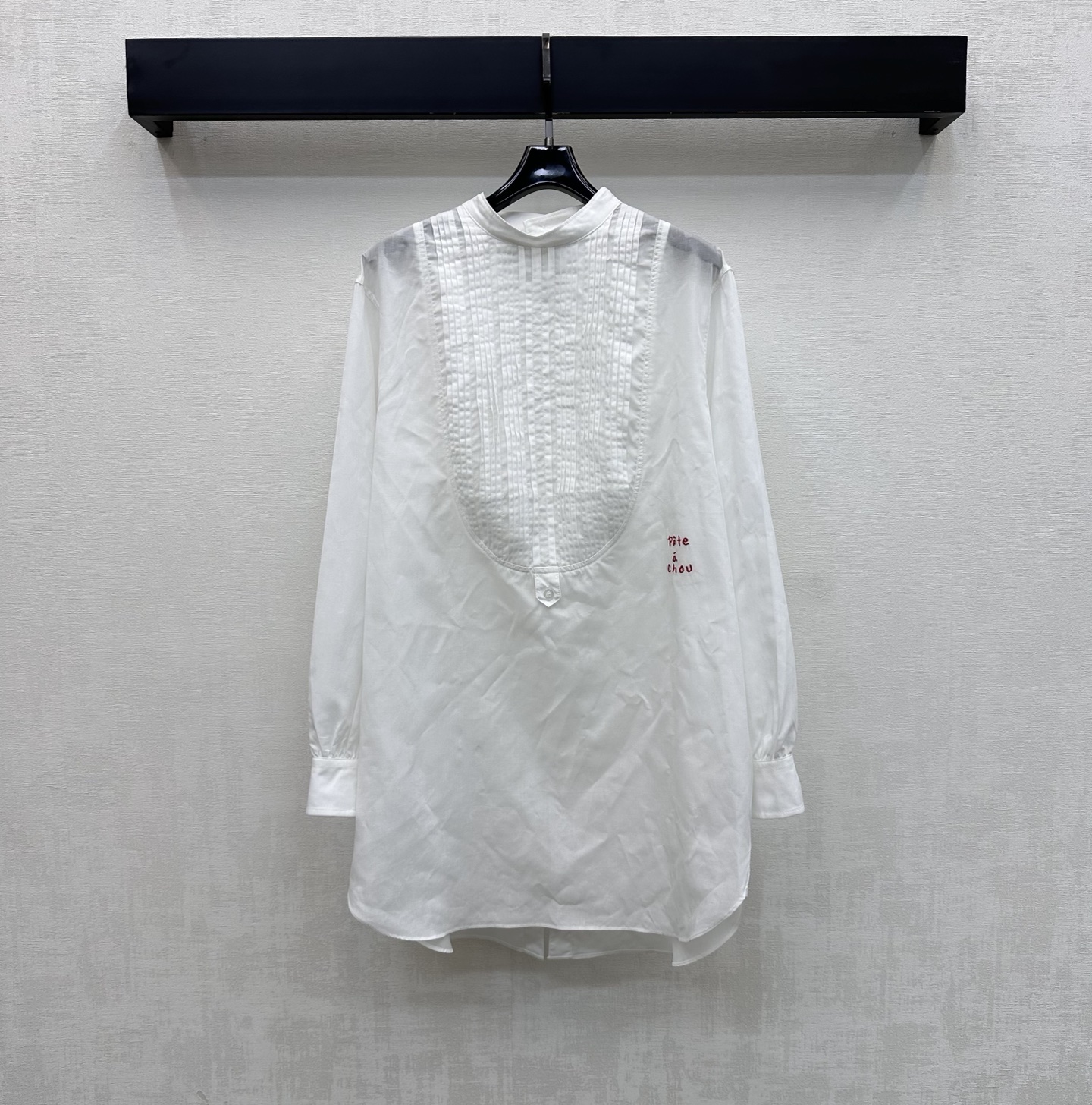 NO:806482,*2026 New Arrival Laminated Linen Shirts Customized YB Imported Linen Cotton Material Luxurious Texture Comfortable and Delicate All-over Plain Color Low-key Versatile and Good-Looking Marquised Pleat Cutting Design on the Front Collar Decorated with Letters and Logo Embroidery on the Waist Side Highlights the Brand Tonality Adjustable Button Placket on the Back Adds Layering to the Style Development of Surface Accessories Stand-up Collar Long-Sleeved Shirt Style Tailoring Casual Matching for Daily Commuting and Dates Simple and Advanced High Version,,19860909*2026新品上架打榄亚麻衬衣定制YB进口亚麻全棉材质 质感光泽 舒适细腻 通体素色低调百搭耐看 领前打榄压褶工艺裁剪设计 配合腰侧字母刺绣徽标点缀装饰 彰显品牌调性 后背沿用纽扣开襟调节处理 增添造型层次感 面辅料开发 立领长袖衬衣版型剪裁 日常通勤约会随意搭配穿搭简约高级   高版本,,,Women's clothing