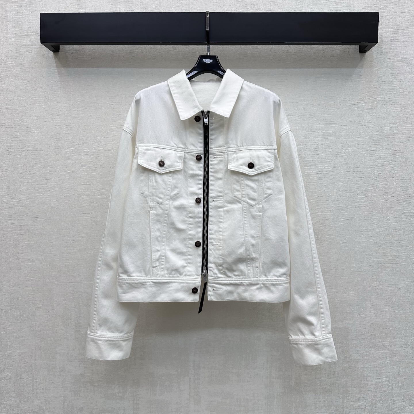 NO:805351,Celin*2026 new arrivals Lapel leather label denim jacket customized with YB imported twill cotton denim material Very wide and stylish Old washed pure white color retro and fashionable Follow the two-way leather zipper adjustment design Matched with symmetrical flap pocket decoration on the chest to add layering to the look The iconic letter leather label decoration is embellished in the center of the back waist to highlight the brand tone Development of surface accessories Lapel zipper jacket tailoring Short version with high waistline to show proportion Simple and fashionable casual wear  High version,,celine,jackets & coats,jackets & coats,19860909Celin*2026新品上架翻领皮标牛仔外套定制YB进口斜纹棉牛仔材质 挺阔有型 做旧水洗纯白色系复古时髦 沿用双向皮条拉链调节设计 配合胸前对称翻盖口袋装饰 增添造型层次感 后腰居中点缀标志性字母皮标装饰 彰显品牌调性 面辅料开发 翻领拉链夹克外套剪裁 短款版型拉高腰线更显比例 随意外搭简约时髦  高版本,,celine,jackets & coats,jackets & coats,,Women's clothing