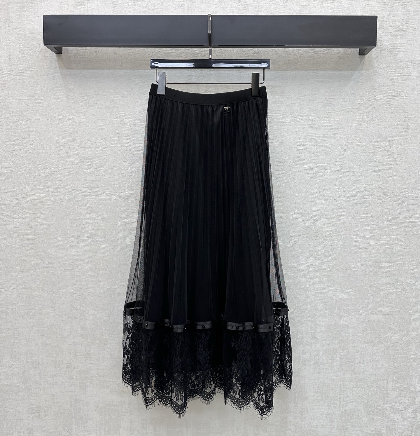 NO:806517,Chane*2025 new products are on the shelves. The spliced lace gauze skirt is made of YB imported mesh material. It is elegant, skin-friendly and breathable. The double-layer mesh is combined with the spliced lace design to add layering to the look. The waist is embellished with the iconic double C metal letter logo decoration to highlight the brand tone. It is matched with the lining to prevent light exposure. The development of surface accessories. High-waist pleated skirt tailoring. Casual and cute tops for commuting and vacation. High version 2 colors 36 38  40,,chanel,skirts,19860909Chane*2025新品上架拼接蕾丝纱裙定制YB进口网纱材质 飘逸动人 亲肤透气 双层网纱配合拼接蕾丝花边设计 增添造型层次感 腰侧点缀标志性双C金属字母徽标装饰 彰显品牌调性 搭配内衬防走光功能 面辅料开发 高腰压褶半裙剪裁 通勤度假随意搭配上装俏皮可爱 高版本2色36 38 40,,chanel,skirts,,Women's clothing