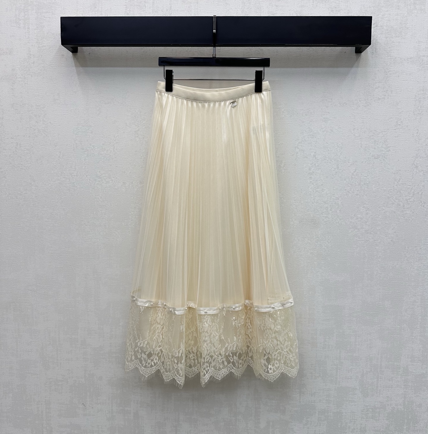 NO:806511,Chane*2025 new products are on the shelves. The spliced lace gauze skirt is made of YB imported mesh material. It is elegant, skin-friendly and breathable. The double-layer mesh is combined with the spliced lace design to add layering to the look. The waist is embellished with the iconic double C metal letter logo decoration to highlight the brand tone. It is matched with the lining to prevent light exposure. The development of surface accessories. High-waist pleated skirt tailoring. Casual and cute tops for commuting and vacation. High version 2 colors 36 38  40,,chanel,skirts,19860909Chane*2025新品上架拼接蕾丝纱裙定制YB进口网纱材质 飘逸动人 亲肤透气 双层网纱配合拼接蕾丝花边设计 增添造型层次感 腰侧点缀标志性双C金属字母徽标装饰 彰显品牌调性 搭配内衬防走光功能 面辅料开发 高腰压褶半裙剪裁 通勤度假随意搭配上装俏皮可爱 高版本2色36 38 40,,chanel,skirts,,Women's clothing