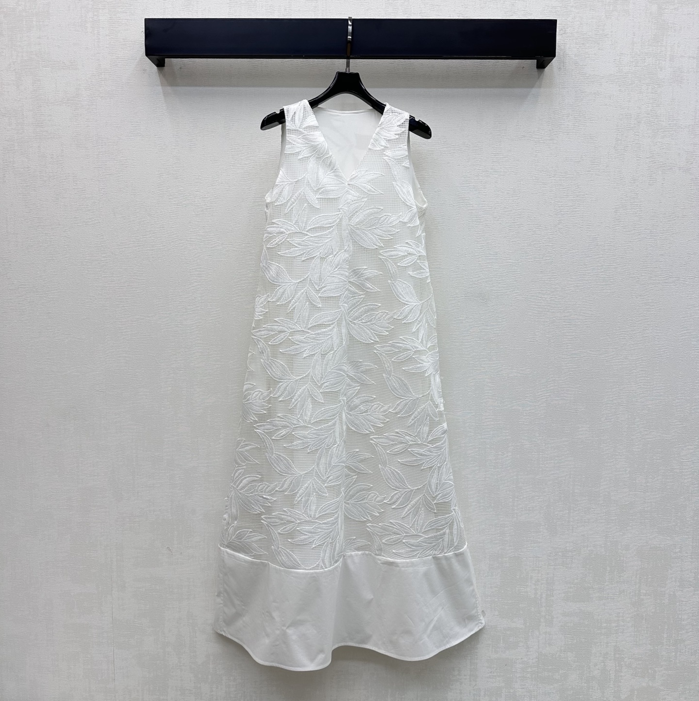 NO:806484,*2026 new products on the shelves Heavy industry embroidered vest skirt customized YB imported material, crisp and comfortable, full of texture, the whole body is treated with laser hollowing process, showing the texture of leaf embroidery, highlighting the brand tone. The skirt adopts splicing cutting design to add layering to the shape. The development of surface accessories V-neck vest long skirt tailoring, simple and advanced daily commuting and dating wear, high version,,skirts,19860909*2026新品上架重工绣花背心裙定制YB进口材质 挺括舒适 质感十足 通体沿用激光镂空工艺处理 呈现出树叶绣花肌理 彰显品牌调性 裙摆采用拼接裁剪设计 增添造型层次感 面辅料开发 V领背心长裙剪裁 日常通勤约会穿搭简约高级  高版本,,skirts,,Women's clothing