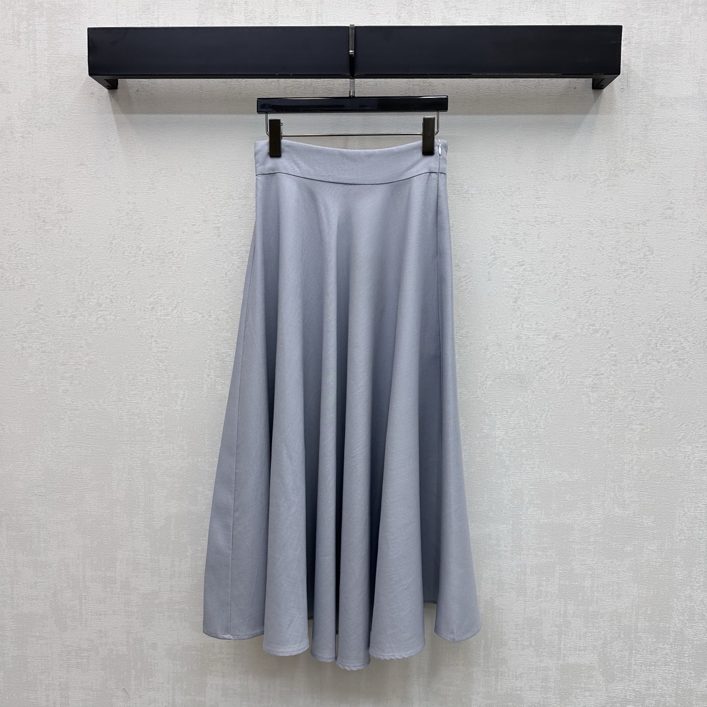 NO:806485,LP*2026 New Products Linen Pleated Skirt Customized YB imported linen material High-quality texture Comfortable gloss Smooth and smooth cutting Full-body pleated skirt cutting design Highlights the brand tone Side zipper adjustment for easy putting on and taking off Adds layering to the look Simple and elegant Surface accessories development High-waisted pleated skirt cut Can be paired with the same series of vests Complete set of simple and advanced high version, loro piana, skirts,19860909LP*2026新品上架亚麻压褶半裙定制YB进口亚麻材质 质感上乘 光泽舒适 裁剪垂顺流畅 通体压褶裙摆裁剪设计 彰显品牌调性 侧拉链调节处理方便穿脱 增添造型层次感 简约大气 面辅料开发 高腰压褶半裙剪裁 可搭配同系列马甲 成套穿搭简约高级  高版本,,loro piana,skirts,,Women's clothing