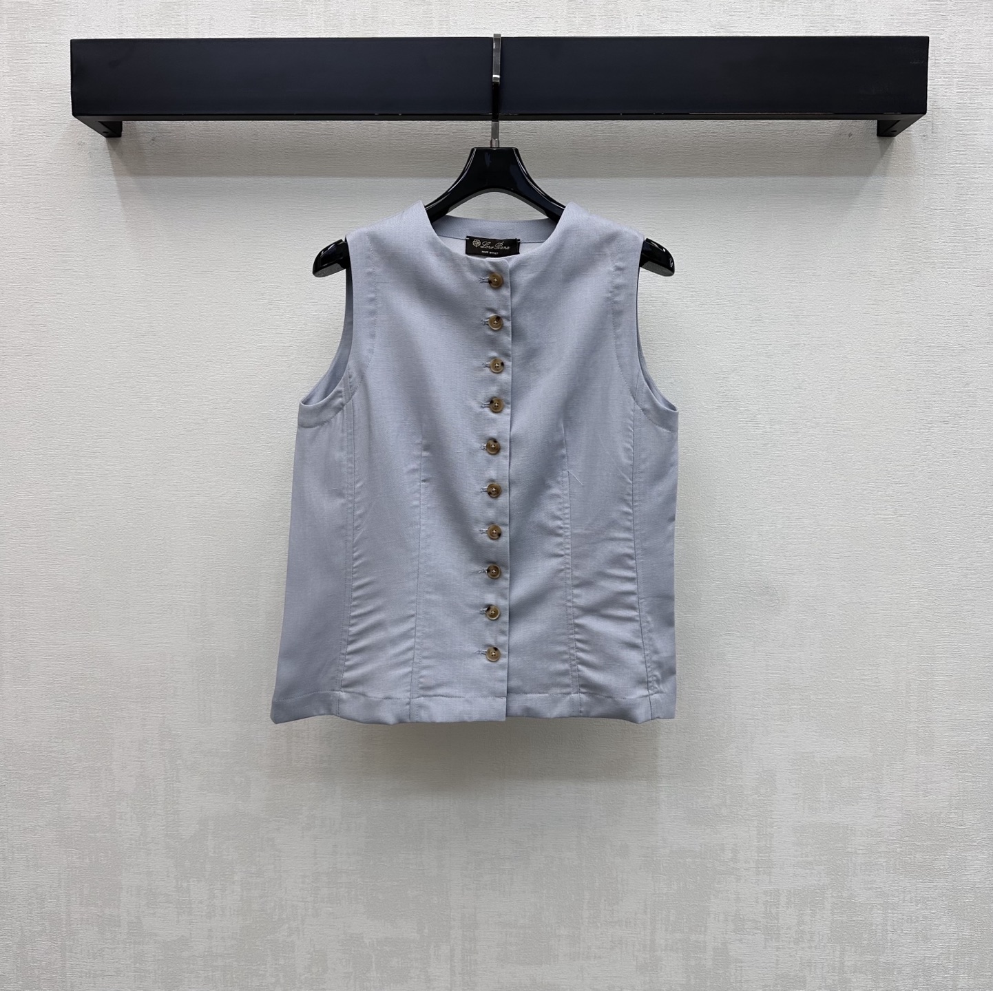 NO:806489,LP*2026 new products on the shelves. Round neck linen vest customized YB imported linen material. High quality texture. Comfortable gloss. Smooth and smooth cutting. Add layering to the look. Use placket buttons to adjust the design. Highlight the brand tone. Fitted version is fashionable and elegant. Fabric accessories development. Round neck slim vest cut. Can be matched with the same series of vests. The complete set is simple and advanced. High version, loro piana,19860909LP*2026新品上架圆领亚麻马甲定制YB进口亚麻材质 质感上乘 光泽舒适 裁剪垂顺流畅 增添造型层次感 沿用开襟纽扣调节设计 彰显品牌调性 合身版型时髦大气 面辅料开发 圆领修身马甲剪裁 可搭配同系列马甲 成套穿搭简约高级  高版本,,loro piana,,Women's clothing
