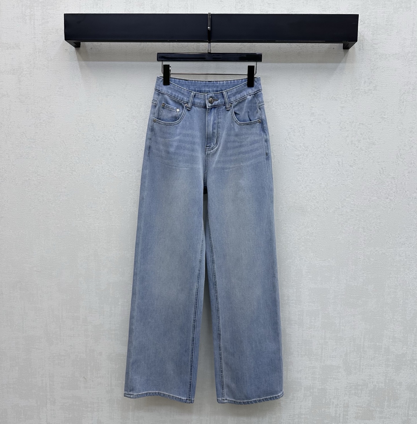 NO:805362,Chane*2026 new products are on the shelves. Hot-drilled denim straight-leg trousers are made of YB imported twill cotton denim material. They are comfortable, soft, breathable and easy to wear. Multiple enzyme washing processes create a retro fashion sense. High-waisted symmetrical pockets are designed with pleats and whitening technology to add layering to the look. The back hip pockets are decorated with iconic hot-drilled double C letter leather logo decoration, low-key highlighting the brand tone. Simple and advanced development of surface accessories. High-waist buttoned straight trousers cut. Casually match and wear high-end fashion.  High version 2 colors 26-30,,chanel,19860909Chane*2026新品上架烫钻牛仔直筒长裤定制YB进口斜纹全棉牛仔材质 舒适柔软 透气好穿 多重酵素水洗工艺处理 打造复古时尚感 高腰对称口袋配合褶皱磨白工艺设计 增添造型层次感 后臀口袋点缀标志性烫钻双C字母皮标装饰 低调彰显品牌调性 简约高级 面辅料开发 高腰系扣直筒长裤剪裁 随意搭配穿搭高级时髦  高版本2色26-30,,chanel,,Women's clothing