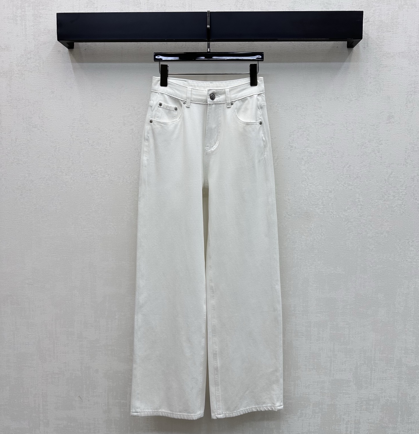 NO:805356,Chane*2026 new products are on the shelves. Hot-drilled denim straight-leg trousers are made of YB imported twill cotton denim material. They are comfortable, soft, breathable and easy to wear. Multiple enzyme washing processes create a retro fashion sense. High-waisted symmetrical pockets are designed with pleats and whitening technology to add layering to the look. The back hip pockets are decorated with iconic hot-drilled double C letter leather logo decoration, low-key highlighting the brand tone. Simple and advanced development of surface accessories. High-waist buttoned straight trousers cut. Casually match and wear high-end fashion.  High version 2 colors 26-30,,chanel,19860909Chane*2026新品上架烫钻牛仔直筒长裤定制YB进口斜纹全棉牛仔材质 舒适柔软 透气好穿 多重酵素水洗工艺处理 打造复古时尚感 高腰对称口袋配合褶皱磨白工艺设计 增添造型层次感 后臀口袋点缀标志性烫钻双C字母皮标装饰 低调彰显品牌调性 简约高级 面辅料开发 高腰系扣直筒长裤剪裁 随意搭配穿搭高级时髦  高版本2色26-30,,chanel,,Women's clothing