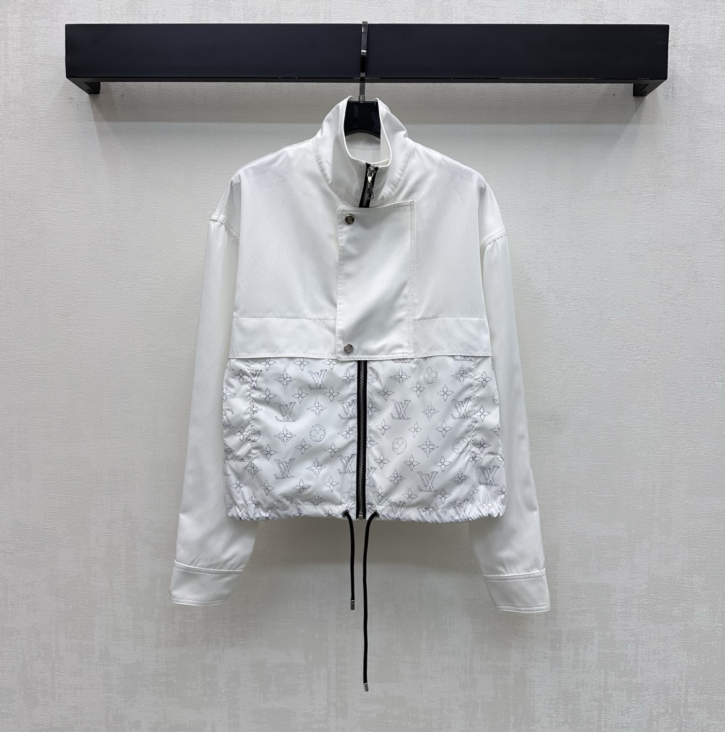 NO:805374,Louis Vuitto*2026 new products are on the shelves. The stand-up collar splicing assault jacket is made of YB imported twill cotton nylon material. Breathable and comfortable, full of texture. The double fabric splicing design is used to present different visual collision effects and add layering to the look. The iconic four-leaf clover letter print element decoration highlights the brand tone. The zipper adjustment of the placket is combined with the drawstring tightening of the hem to make it more lightweight and flexible. Development of surface accessories. The cut of the stand-up collar jacket has a fashionable and relaxed style.  The perfect choice for casual wear, high version,,louis vuitton,jackets & coats,jackets & coats,19860909Louis Vuitto*2026新品上架立领拼接冲锋外套定制YB进口斜纹棉尼龙材质 透气舒适 质感十足 沿用双重面料拼接设计 呈现不同视觉碰撞效果 增添造型层次感 标志性四叶草字母印花元素装饰 彰显品牌调性 开襟拉链调节配合下摆抽绳收紧处理 更为轻便灵活 面辅料开发 立领夹克外套剪裁 风格时髦松弛 休闲穿搭的不二之选 高版本,,louis vuitton,jackets & coats,jackets & coats,,Women's clothing