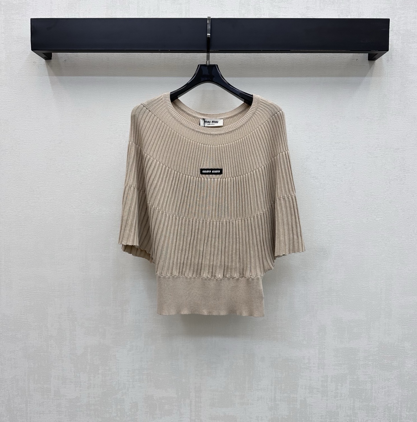 NO:806060,Miumi*2025 new arrival cape knitted top made of custom YB imported lyocell cotton. Breathable, comfortable and stylish. Drop shoulder micro-A cape design. Matched with tightening at the hem to add layering to the look. Iconic letter logo decoration in the center of the chest highlights the brand tone. Full texture. Development of surface accessories. Cutting of round neck wide-sleeved top. Fashionable and relaxed style. Full aura. High version,,miumiu,19860909Miumi*2025新品上架斗篷针织上衣定制YB进口莱赛尔棉材质 透气舒适有型 落肩微A斗篷版型设计 配合下摆收紧处理 增添造型层次感 胸前居中点缀标志性字母徽标装饰 彰显品牌调性 质感十足 面辅料开发 圆领阔袖上衣剪裁 穿搭时髦松弛 气场全开 高版本,,miumiu,,Women's clothing