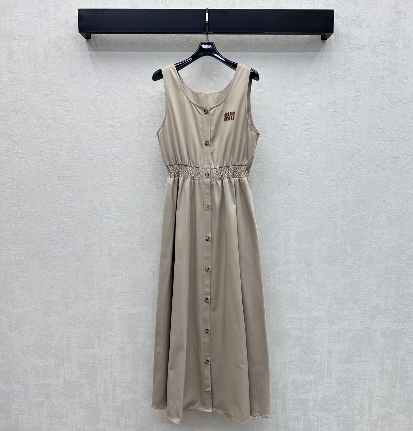 NO:806053,Miumi2026 new product launch round neck waist vest dress customized YB imported twill cotton material, texture is skin-friendly, breathable and full of luster. The whole body is apricot and striped elements are decorated with placket buttons for adjustment. The elastic waist tightening and pleated skirt cutting design add a sense of layering to the look. The chest is embellished with iconic letter leather label decoration to highlight the brand tone. Simple and playful, fashionable and high-end. Development of surface accessories. Sleeveless dress and long skirt tailoring. Tolerant and practical.  Easy to wear for commuting, dating and vacation. High version 2 colors, miumiu, skirts,19860909Miumi2026新品上架圆领收腰背心裙定制YB进口斜纹全棉材质 质感亲肤透气 光泽十足 通体本杏色与条纹元素饰以开襟纽扣调节配合弹力束腰收紧与压褶裙摆裁剪设计 增添造型层次感 胸口点缀标志性字母皮标装饰 彰显品牌调性 简约俏皮 时髦高级 面辅料开发 无袖连衣长裙版型剪裁 包容实穿 通勤约会度假都轻松驾驭穿搭 高版本2色,,miumiu,skirts,,Women's clothing