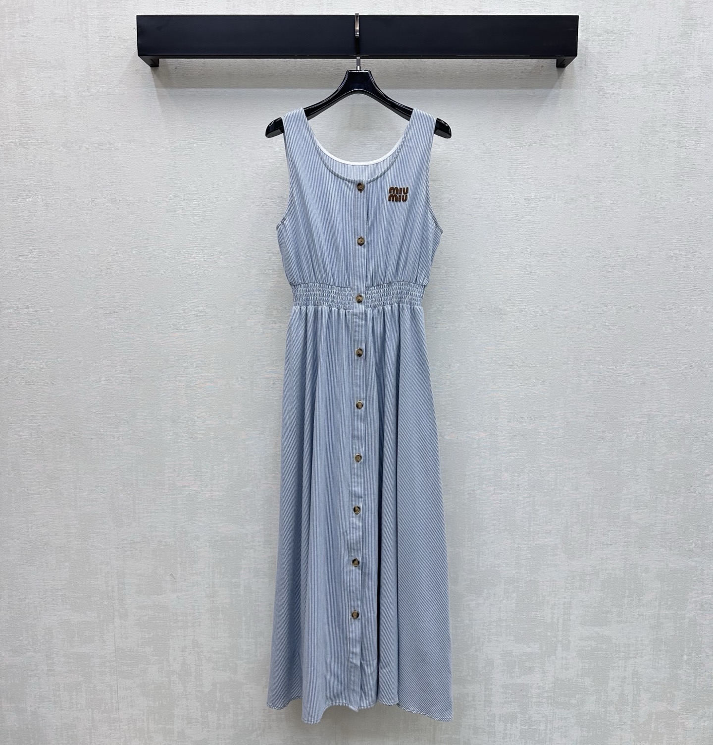NO:806047,Miumi2026 new product launch round neck waist vest dress customized YB imported twill cotton material, texture is skin-friendly, breathable and full of luster. The whole body is apricot and striped elements are decorated with placket buttons for adjustment. The elastic waist tightening and pleated skirt cutting design add a sense of layering to the look. The chest is embellished with iconic letter leather label decoration to highlight the brand tone. Simple and playful, fashionable and high-end. Development of surface accessories. Sleeveless dress and long skirt tailoring. Tolerant and practical.  Easy to wear for commuting, dating and vacation. High version 2 colors, miumiu, skirts,19860909Miumi2026新品上架圆领收腰背心裙定制YB进口斜纹全棉材质 质感亲肤透气 光泽十足 通体本杏色与条纹元素饰以开襟纽扣调节配合弹力束腰收紧与压褶裙摆裁剪设计 增添造型层次感 胸口点缀标志性字母皮标装饰 彰显品牌调性 简约俏皮 时髦高级 面辅料开发 无袖连衣长裙版型剪裁 包容实穿 通勤约会度假都轻松驾驭穿搭 高版本2色,,miumiu,skirts,,Women's clothing