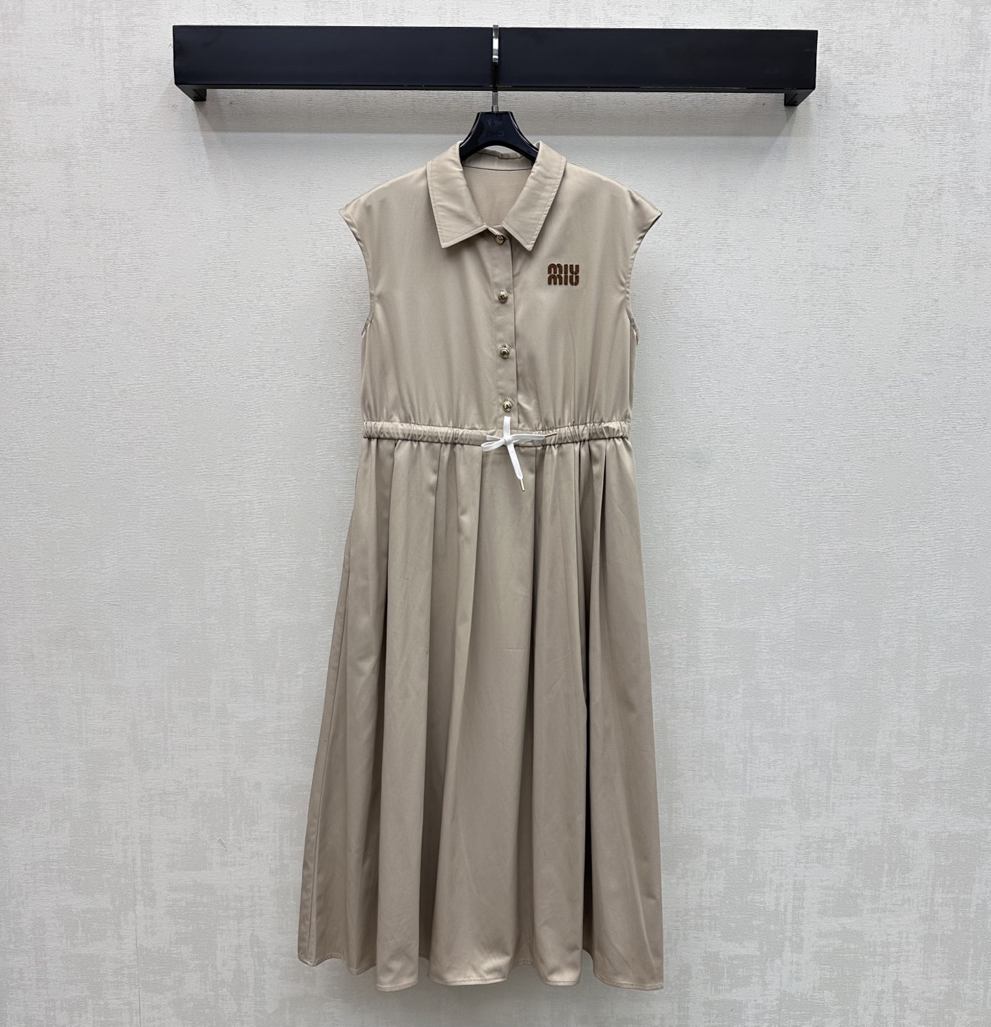 NO:806041,Miumi2026 new arrivals drawstring pleated vest dress customized YB imported twill cotton material, texture is skin-friendly, breathable and full of luster. All-over apricot color and striped elements are adjusted with half- placket buttons, combined with drawstring waist and pleated skirt cutting design to add layering to the look. The chest is embellished with iconic letter leather logo decoration to highlight the brand tone. Simple and playful, fashionable and high-end. Development of surface accessories. Lapel dress and long skirt tailoring. Tolerant and practical.  Easy to wear for commuting, dating and vacation. High version 2 colors, miumiu, skirts,19860909Miumi2026新品上架抽绳百褶背心裙定制YB进口斜纹全棉材质 质感亲肤透气 光泽十足 通体本杏色与条纹元素以半开襟纽扣调节配合抽绳收腰与压褶裙摆裁剪设计 增添造型层次感 胸口点缀标志性字母皮标装饰 彰显品牌调性 简约俏皮 时髦高级 面辅料开发 翻领连衣长裙版型剪裁 包容实穿 通勤约会度假都轻松驾驭穿搭 高版本2色,,miumiu,skirts,,Women's clothing