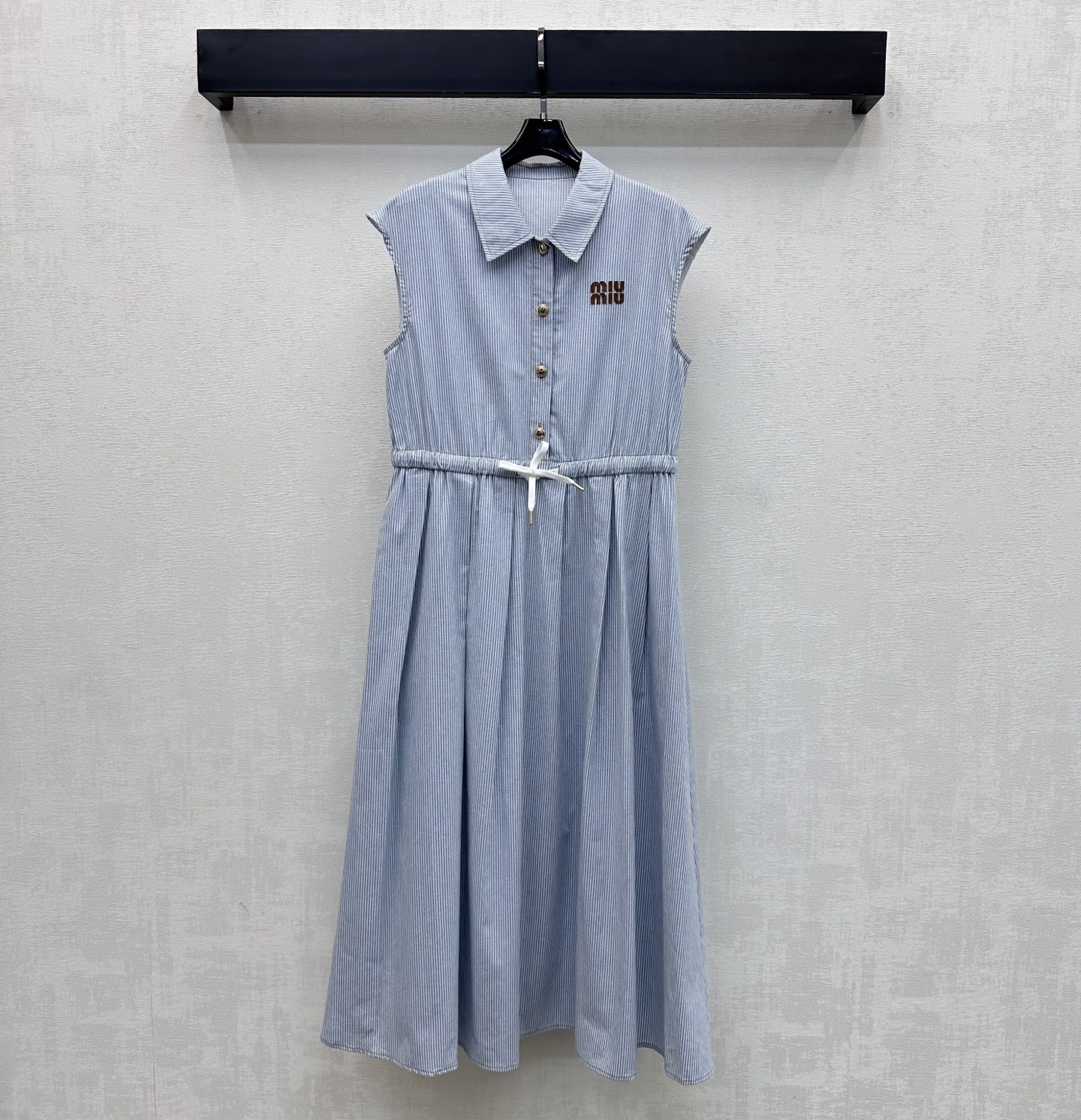 NO:806035,Miumi2026 new arrivals drawstring pleated vest dress customized YB imported twill cotton material, texture is skin-friendly, breathable and full of luster. All-over apricot color and striped elements are adjusted with half- placket buttons, combined with drawstring waist and pleated skirt cutting design to add layering to the look. The chest is embellished with iconic letter leather logo decoration to highlight the brand tone. Simple and playful, fashionable and high-end. Development of surface accessories. Lapel dress and long skirt tailoring. Tolerant and practical.  Easy to wear for commuting, dating and vacation. High version 2 colors, miumiu, skirts,19860909Miumi2026新品上架抽绳百褶背心裙定制YB进口斜纹全棉材质 质感亲肤透气 光泽十足 通体本杏色与条纹元素以半开襟纽扣调节配合抽绳收腰与压褶裙摆裁剪设计 增添造型层次感 胸口点缀标志性字母皮标装饰 彰显品牌调性 简约俏皮 时髦高级 面辅料开发 翻领连衣长裙版型剪裁 包容实穿 通勤约会度假都轻松驾驭穿搭 高版本2色,,miumiu,skirts,,Women's clothing