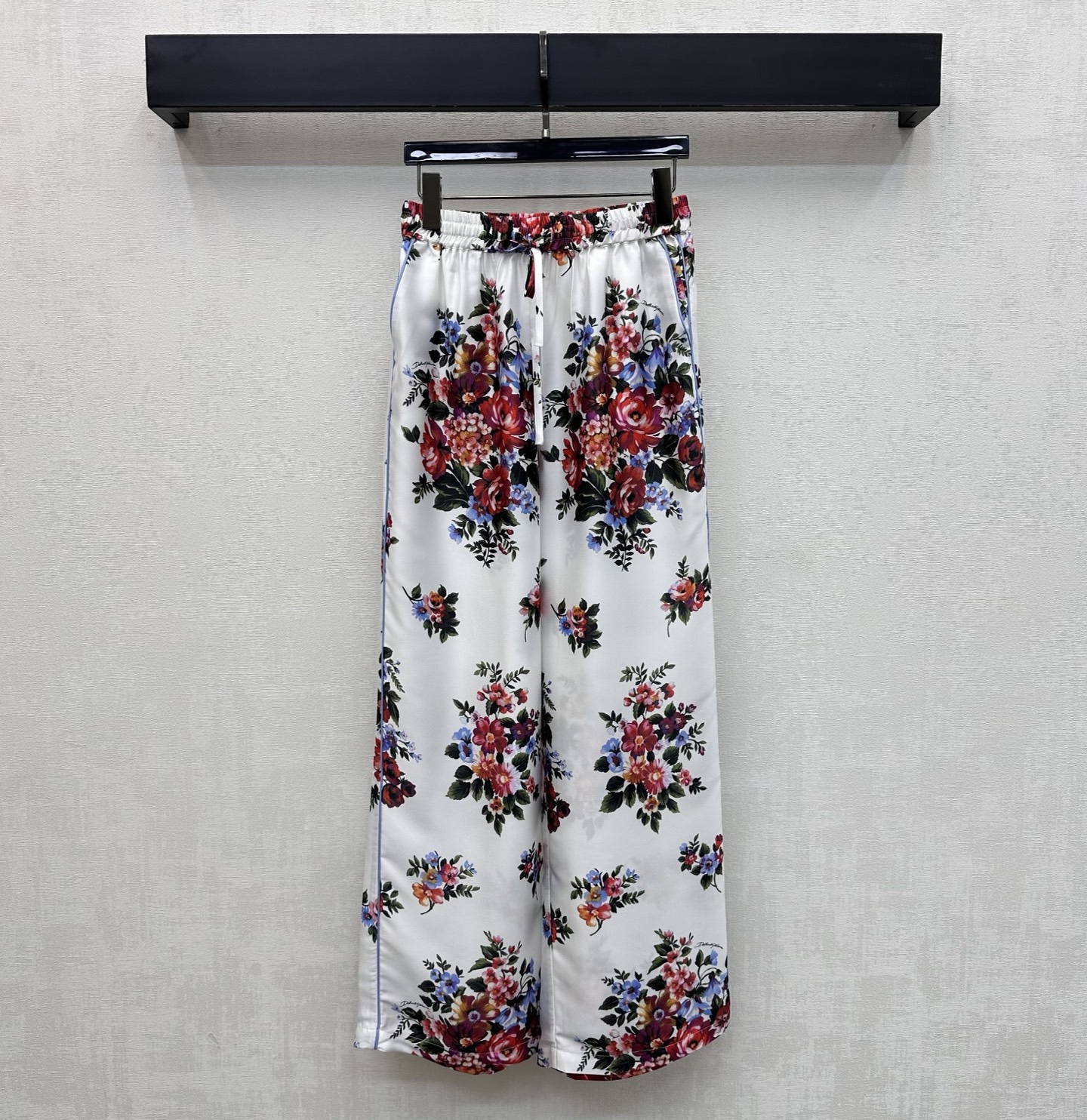 NO:806084,DG*2026 new arrival silk printed straight trousers, custom-made YB imported mulberry silk material, glossy texture, comfortable and soft, made using three-dimensional pleated cutting technology, with elastic waistband and fabric drawstring adjustment design, adding layering to the look, bright flower and branch patterns printed all over the body, rich visual impact, highlighting the brand tone, development of surface accessories, high-waisted straight trousers cut, can be matched with the same series of shirts, complete set with high-end temperament, high version 3 colors, real silk,19860909DG*2026新品上架真丝印花直筒长裤定制YB进口桑蚕丝材质 质感光泽 舒适柔软 沿用立体压褶裁剪工艺制作 配合松紧腰头与本布抽绳调节设计 增添造型层次感 通体满印鲜艳花朵树枝图案 丰富视觉冲击力 彰显品牌调性 面辅料开发 高腰直筒长裤剪裁 可搭配同系列衬衣 成套穿搭高级气质 高版本3色,,real silk,,Women's clothing