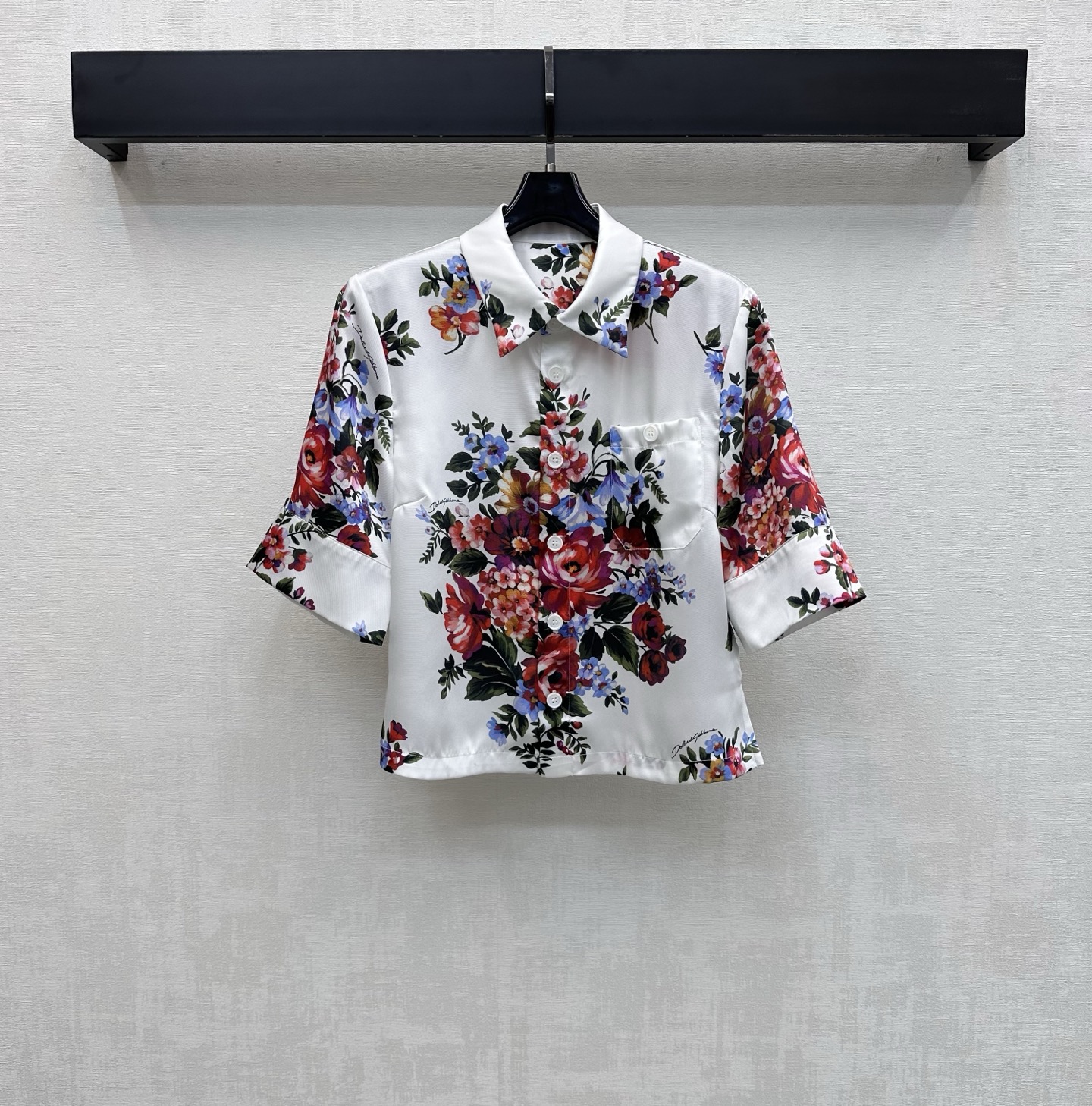 NO:806110,DG*2026 new arrival silk printed short-sleeved shirt, customized YB imported mulberry silk material, glossy texture, comfortable and soft, placket buttons and chest pocket design, adding layering to the look, bright flower and branch patterns printed all over the body, rich visual impact, highlighting the brand tone, development of surface accessories, lapel short-sleeved shirt tailoring, can be paired with the same series of drawstring trousers, complete set with high-end temperament, high version 3 colors, shirts, T-shirt, real silk,19860909DG*2026新品上架真丝印花短袖衬衫定制YB进口桑蚕丝材质 质感光泽 舒适柔软 开襟纽扣配合胸前口袋设计 增添造型层次感 通体满印鲜艳花朵树枝图案 丰富视觉冲击力 彰显品牌调性 面辅料开发 翻领短袖衬衣剪裁 可搭配同系列抽绳长裤 成套穿搭高级气质 高版本3色,,shirts,T-shirt,real silk,,Women's clothing