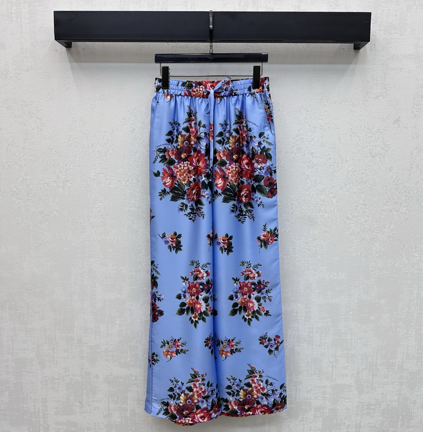 NO:806104,DG*2026 new arrival silk printed straight trousers, custom-made YB imported mulberry silk material, glossy texture, comfortable and soft, made using three-dimensional pleated cutting technology, with elastic waistband and fabric drawstring adjustment design, adding layering to the look, bright flower and branch patterns printed all over the body, rich visual impact, highlighting the brand tone, development of surface accessories, high-waisted straight trousers cut, can be matched with the same series of shirts, complete set with high-end temperament, high version 3 colors, real silk,19860909DG*2026新品上架真丝印花直筒长裤定制YB进口桑蚕丝材质 质感光泽 舒适柔软 沿用立体压褶裁剪工艺制作 配合松紧腰头与本布抽绳调节设计 增添造型层次感 通体满印鲜艳花朵树枝图案 丰富视觉冲击力 彰显品牌调性 面辅料开发 高腰直筒长裤剪裁 可搭配同系列衬衣 成套穿搭高级气质 高版本3色,,real silk,,Women's clothing