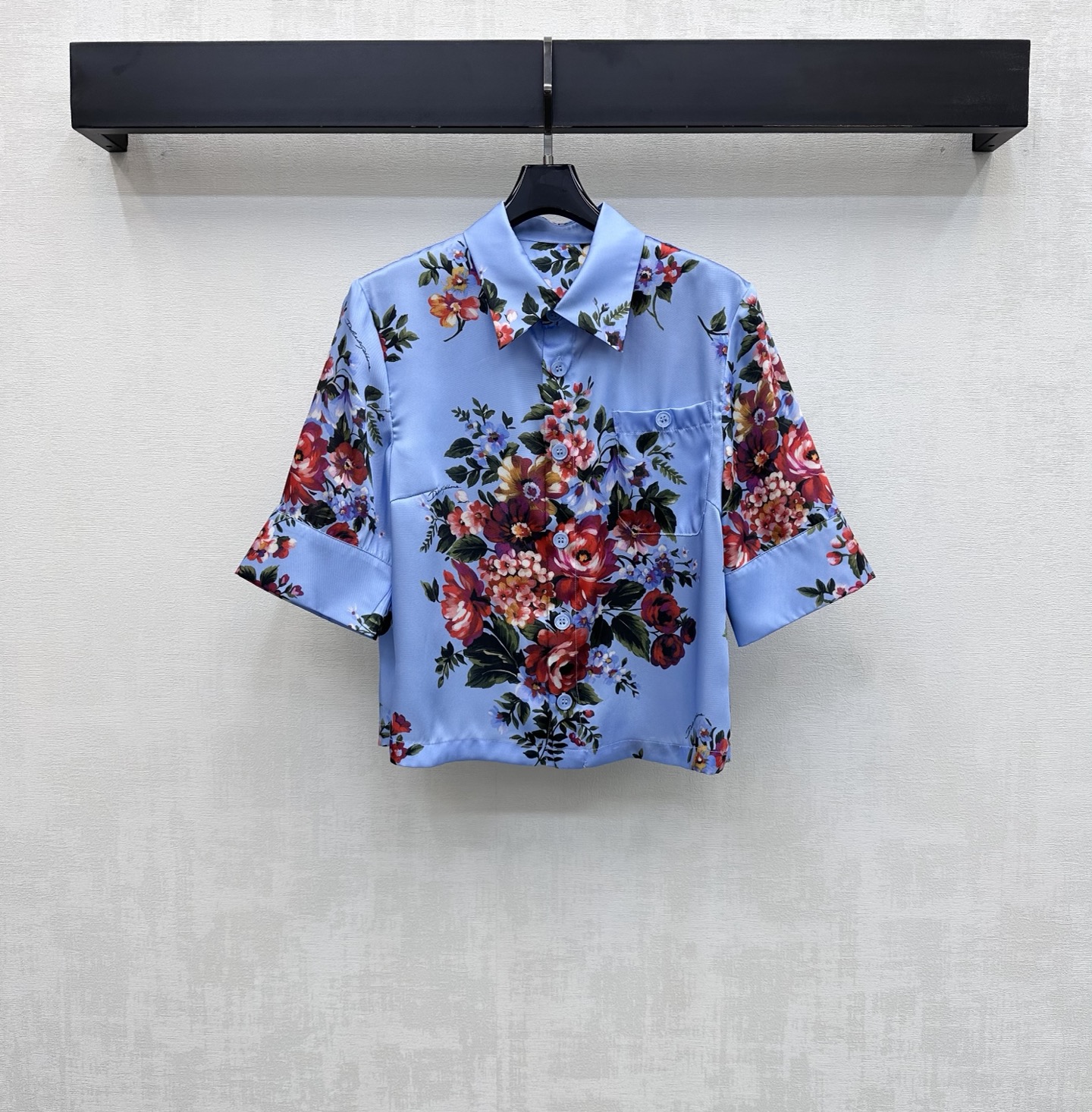NO:806101,DG*2026 new arrival silk printed short-sleeved shirt, customized YB imported mulberry silk material, glossy texture, comfortable and soft, placket buttons and chest pocket design, adding layering to the look, bright flower and branch patterns printed all over the body, rich visual impact, highlighting the brand tone, development of surface accessories, lapel short-sleeved shirt tailoring, can be paired with the same series of drawstring trousers, complete set with high-end temperament, high version 3 colors, shirts, T-shirt, real silk,19860909DG*2026新品上架真丝印花短袖衬衫定制YB进口桑蚕丝材质 质感光泽 舒适柔软 开襟纽扣配合胸前口袋设计 增添造型层次感 通体满印鲜艳花朵树枝图案 丰富视觉冲击力 彰显品牌调性 面辅料开发 翻领短袖衬衣剪裁 可搭配同系列抽绳长裤 成套穿搭高级气质 高版本3色,,shirts,T-shirt,real silk,,Women's clothing