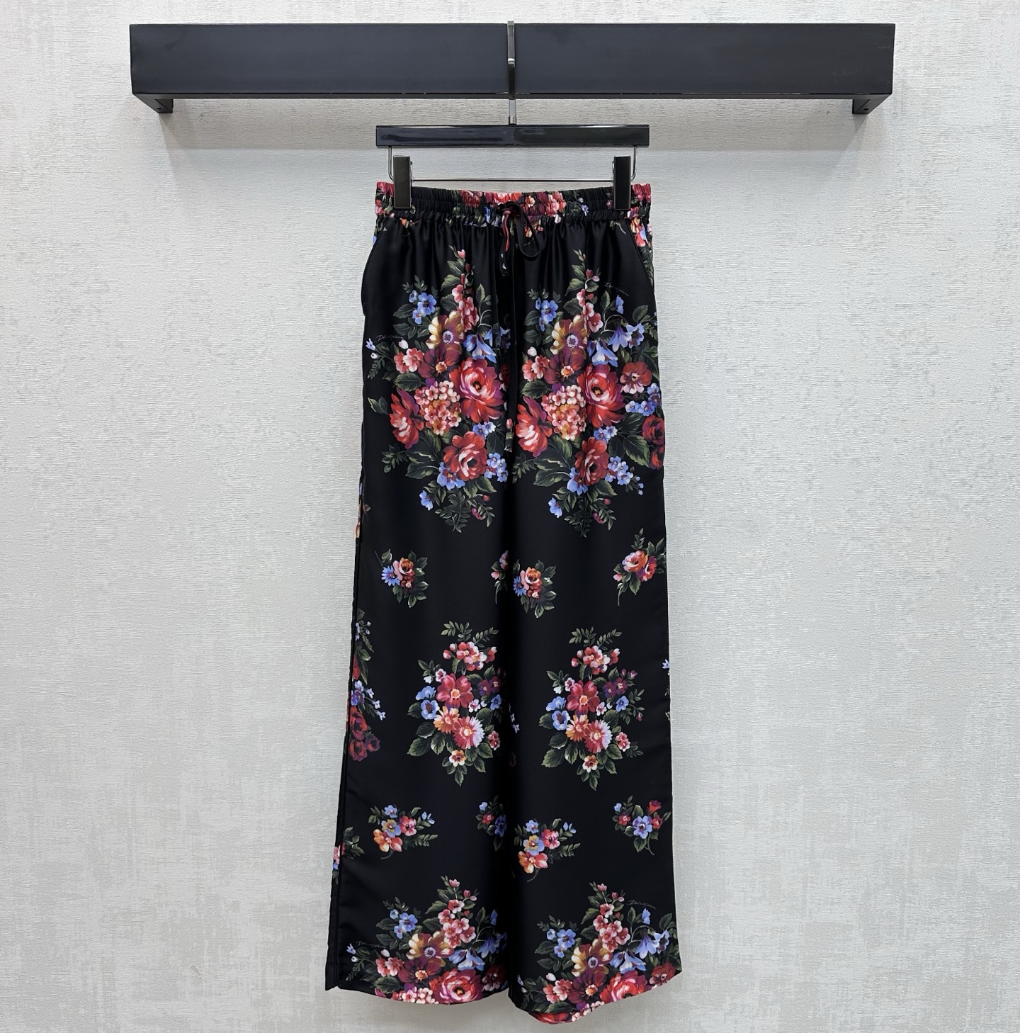 NO:806098,DG*2026 new arrival silk printed straight trousers, custom-made YB imported mulberry silk material, glossy texture, comfortable and soft, made using three-dimensional pleated cutting technology, with elastic waistband and fabric drawstring adjustment design, adding layering to the look, bright flower and branch patterns printed all over the body, rich visual impact, highlighting the brand tone, development of surface accessories, high-waisted straight trousers cut, can be matched with the same series of shirts, complete set with high-end temperament, high version 3 colors, real silk,19860909DG*2026新品上架真丝印花直筒长裤定制YB进口桑蚕丝材质 质感光泽 舒适柔软 沿用立体压褶裁剪工艺制作 配合松紧腰头与本布抽绳调节设计 增添造型层次感 通体满印鲜艳花朵树枝图案 丰富视觉冲击力 彰显品牌调性 面辅料开发 高腰直筒长裤剪裁 可搭配同系列衬衣 成套穿搭高级气质 高版本3色,,real silk,,Women's clothing