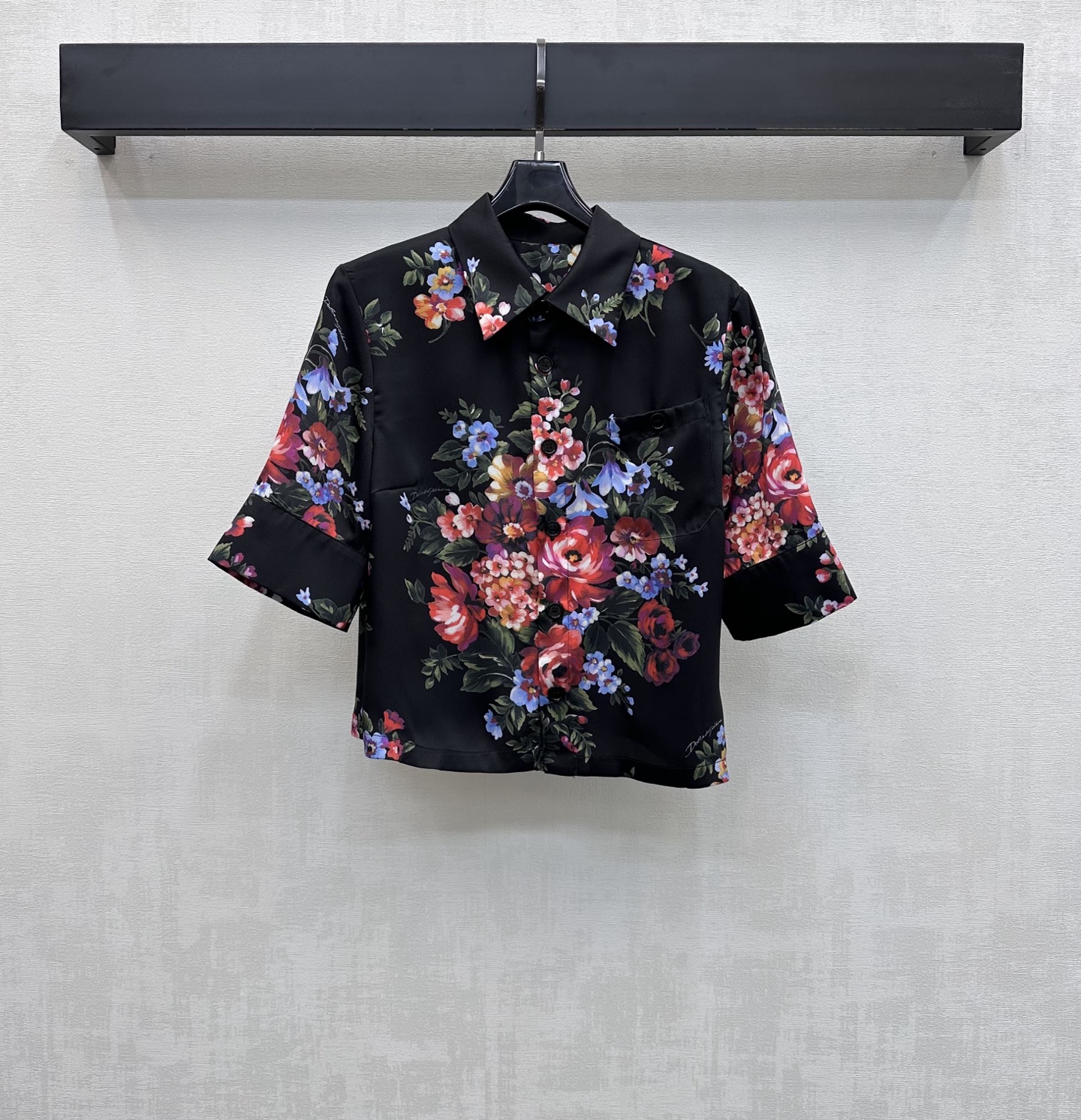 NO:806092,DG*2026 new arrival silk printed short-sleeved shirt, customized YB imported mulberry silk material, glossy texture, comfortable and soft, placket buttons and chest pocket design, adding layering to the look, bright flower and branch patterns printed all over the body, rich visual impact, highlighting the brand tone, development of surface accessories, lapel short-sleeved shirt tailoring, can be paired with the same series of drawstring trousers, complete set with high-end temperament, high version 3 colors, shirts, T-shirt, real silk,19860909DG*2026新品上架真丝印花短袖衬衫定制YB进口桑蚕丝材质 质感光泽 舒适柔软 开襟纽扣配合胸前口袋设计 增添造型层次感 通体满印鲜艳花朵树枝图案 丰富视觉冲击力 彰显品牌调性 面辅料开发 翻领短袖衬衣剪裁 可搭配同系列抽绳长裤 成套穿搭高级气质 高版本3色,,shirts,T-shirt,real silk,,Women's clothing