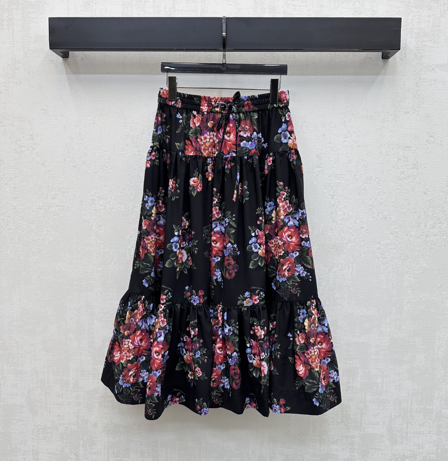 NO:806078,DG*2026 new products are on the shelves. Printed pleated skirt is made of custom-made YB imported cotton. The texture is breathable, skin-friendly and comfortable. It is made using three-dimensional multi-layer stitching and pleated cutting technology. It is designed with elastic waistband and fabric drawstring adjustment to add layering to the look. The whole body is printed with bright flower and branch patterns to enrich the visual impact and highlight the brand tonality. Development of surface accessories. High-waisted umbrella skirt cut. Can be paired with shirts from the same series. Complete set with high-end temperament.  High version 3 colors,skirts,19860909DG*2026新品上架印花压褶半裙定制YB进口全棉材质 质感透气亲肤舒适 沿用立体多层次拼接压褶裁剪工艺制作 配合松紧腰头与本布抽绳调节设计 增添造型层次感 通体满印鲜艳花朵树枝图案 丰富视觉冲击力 彰显品牌调性 面辅料开发 高腰伞状半裙剪裁 可搭配同系列衬衣 成套穿搭高级气质 高版本3色,,skirts,,Women's clothing