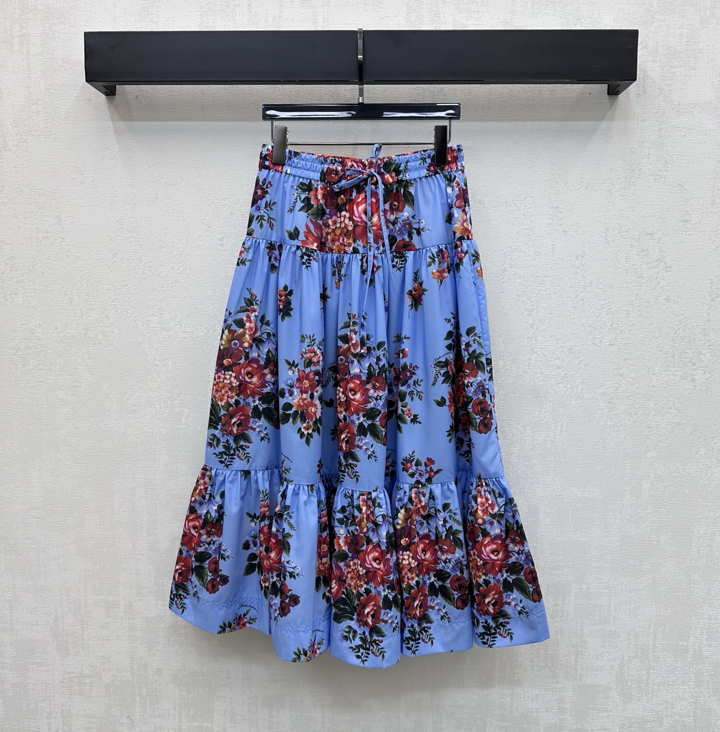 NO:806082,DG*2026 new products are on the shelves. Printed pleated skirt is made of custom-made YB imported cotton. The texture is breathable, skin-friendly and comfortable. It is made using three-dimensional multi-layer stitching and pleated cutting technology. It is designed with elastic waistband and fabric drawstring adjustment to add layering to the look. The whole body is printed with bright flower and branch patterns to enrich the visual impact and highlight the brand tonality. Development of surface accessories. High-waisted umbrella skirt cut. Can be paired with shirts from the same series. Complete set with high-end temperament.  High version 3 colors,skirts,19860909DG*2026新品上架印花压褶半裙定制YB进口全棉材质 质感透气亲肤舒适 沿用立体多层次拼接压褶裁剪工艺制作 配合松紧腰头与本布抽绳调节设计 增添造型层次感 通体满印鲜艳花朵树枝图案 丰富视觉冲击力 彰显品牌调性 面辅料开发 高腰伞状半裙剪裁 可搭配同系列衬衣 成套穿搭高级气质 高版本3色,,skirts,,Women's clothing