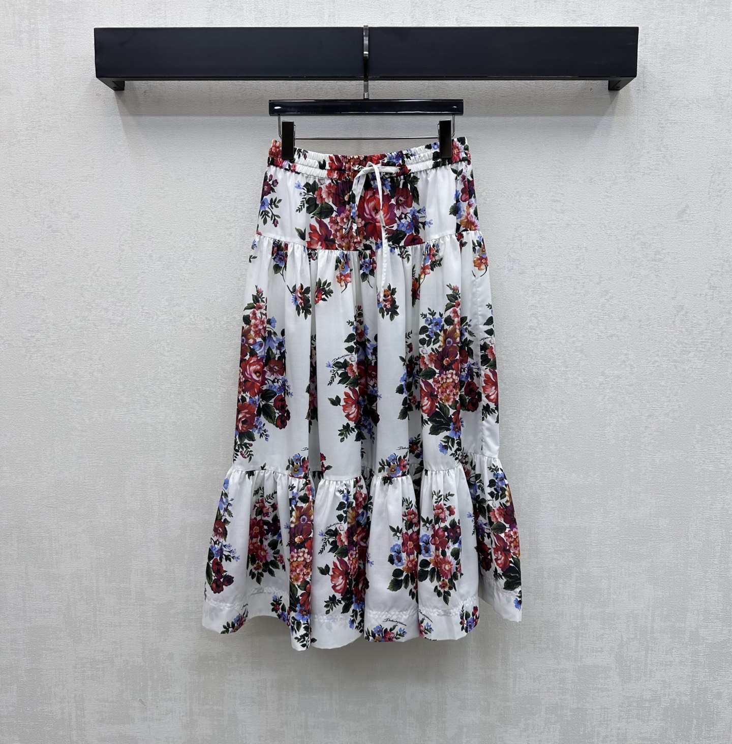 NO:806086,DG*2026 new products are on the shelves. Printed pleated skirt is made of custom-made YB imported cotton. The texture is breathable, skin-friendly and comfortable. It is made using three-dimensional multi-layer stitching and pleated cutting technology. It is designed with elastic waistband and fabric drawstring adjustment to add layering to the look. The whole body is printed with bright flower and branch patterns to enrich the visual impact and highlight the brand tonality. Development of surface accessories. High-waisted umbrella skirt cut. Can be paired with shirts from the same series. Complete set with high-end temperament.  High version 3 colors,skirts,19860909DG*2026新品上架印花压褶半裙定制YB进口全棉材质 质感透气亲肤舒适 沿用立体多层次拼接压褶裁剪工艺制作 配合松紧腰头与本布抽绳调节设计 增添造型层次感 通体满印鲜艳花朵树枝图案 丰富视觉冲击力 彰显品牌调性 面辅料开发 高腰伞状半裙剪裁 可搭配同系列衬衣 成套穿搭高级气质 高版本3色,,skirts,,Women's clothing