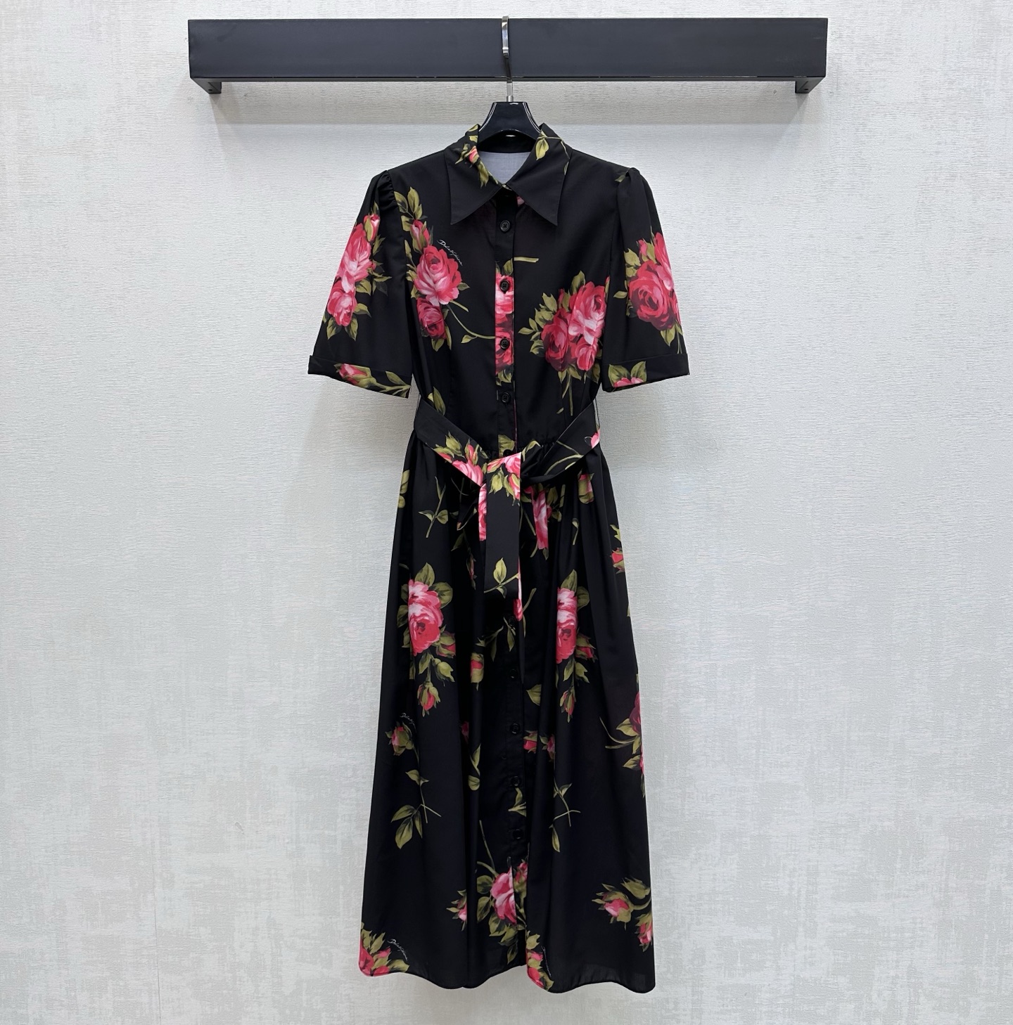 NO:806066,DG*2026 new products are on the shelves. Printed belt shirt skirt, customized YB imported cotton material. The texture is breathable, skin-friendly and comfortable. Use the placket button to adjust the pleated skirt cutting design. Use the fabric belt to outline the waist line to add layering to the look. The whole body is printed with bright flower and branch patterns to enrich the visual impact. Highlight the brand tone. Development of surface accessories. Lapel short-sleeved dress tailoring. High-end temperament. High version 3 colors, skirts, T-shirt,19860909DG*2026新品上架印花腰带衬衣裙定制YB进口全棉材质 质感透气亲肤舒适 沿用开襟纽扣调节压褶裙摆裁剪设计 配合本布腰带勾勒腰身线条 增添造型层次感 通体满印鲜艳花朵树枝图案 丰富视觉冲击力 彰显品牌调性 面辅料开发 翻领短袖连衣裙剪裁 穿搭高级气质 高版本3色,,skirts,T-shirt,,Women's clothing