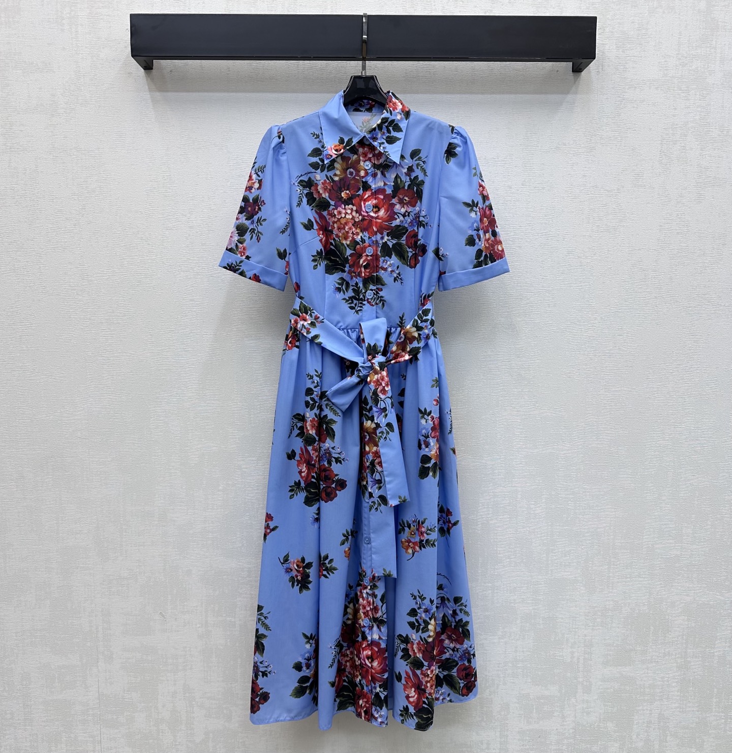 NO:806070,DG*2026 new products are on the shelves. Printed belt shirt skirt, customized YB imported cotton material. The texture is breathable, skin-friendly and comfortable. Use the placket button to adjust the pleated skirt cutting design. Use the fabric belt to outline the waist line to add layering to the look. The whole body is printed with bright flower and branch patterns to enrich the visual impact. Highlight the brand tone. Development of surface accessories. Lapel short-sleeved dress tailoring. High-end temperament. High version 3 colors, skirts, T-shirt,19860909DG*2026新品上架印花腰带衬衣裙定制YB进口全棉材质 质感透气亲肤舒适 沿用开襟纽扣调节压褶裙摆裁剪设计 配合本布腰带勾勒腰身线条 增添造型层次感 通体满印鲜艳花朵树枝图案 丰富视觉冲击力 彰显品牌调性 面辅料开发 翻领短袖连衣裙剪裁 穿搭高级气质 高版本3色,,skirts,T-shirt,,Women's clothing