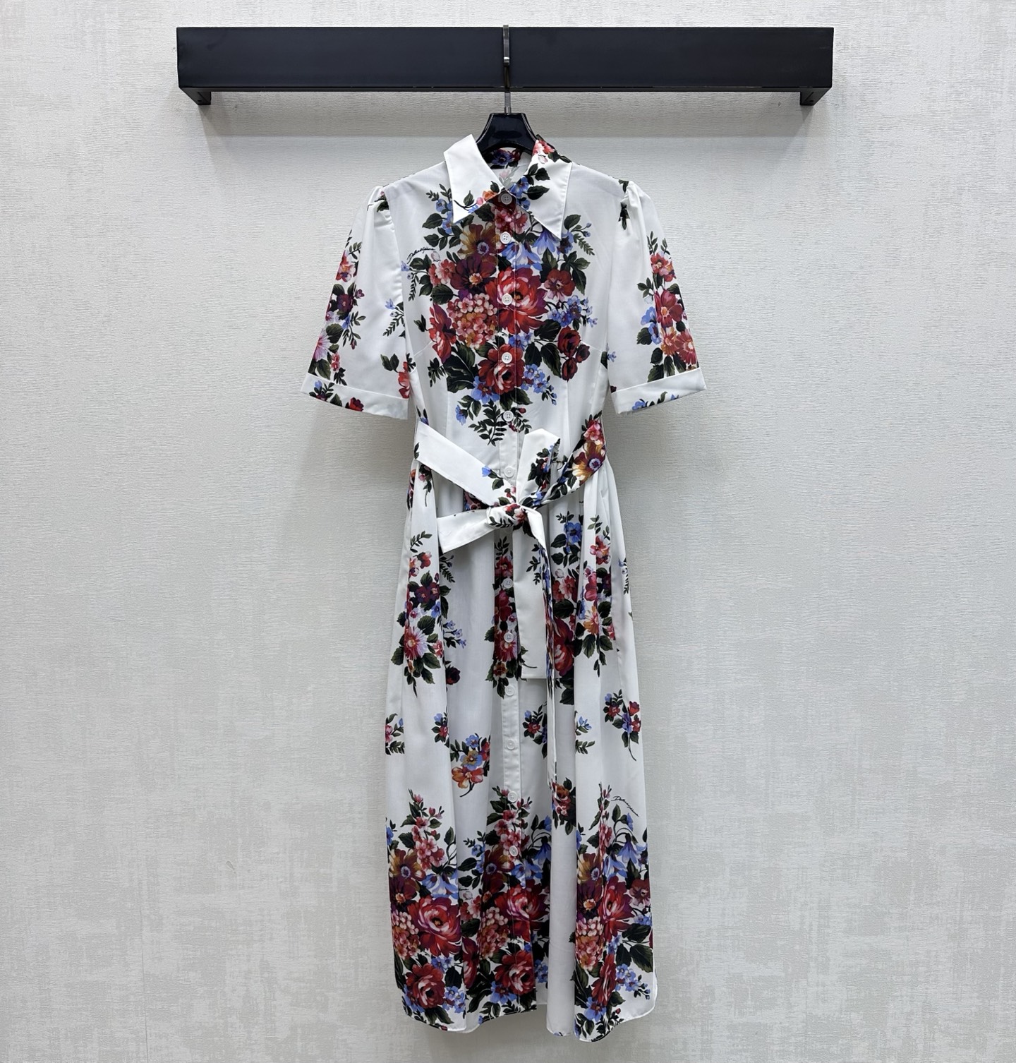 NO:806074,DG*2026 new products are on the shelves. Printed belt shirt skirt, customized YB imported cotton material. The texture is breathable, skin-friendly and comfortable. Use the placket button to adjust the pleated skirt cutting design. Use the fabric belt to outline the waist line to add layering to the look. The whole body is printed with bright flower and branch patterns to enrich the visual impact. Highlight the brand tone. Development of surface accessories. Lapel short-sleeved dress tailoring. High-end temperament. High version 3 colors, skirts, T-shirt,19860909DG*2026新品上架印花腰带衬衣裙定制YB进口全棉材质 质感透气亲肤舒适 沿用开襟纽扣调节压褶裙摆裁剪设计 配合本布腰带勾勒腰身线条 增添造型层次感 通体满印鲜艳花朵树枝图案 丰富视觉冲击力 彰显品牌调性 面辅料开发 翻领短袖连衣裙剪裁 穿搭高级气质 高版本3色,,skirts,T-shirt,,Women's clothing