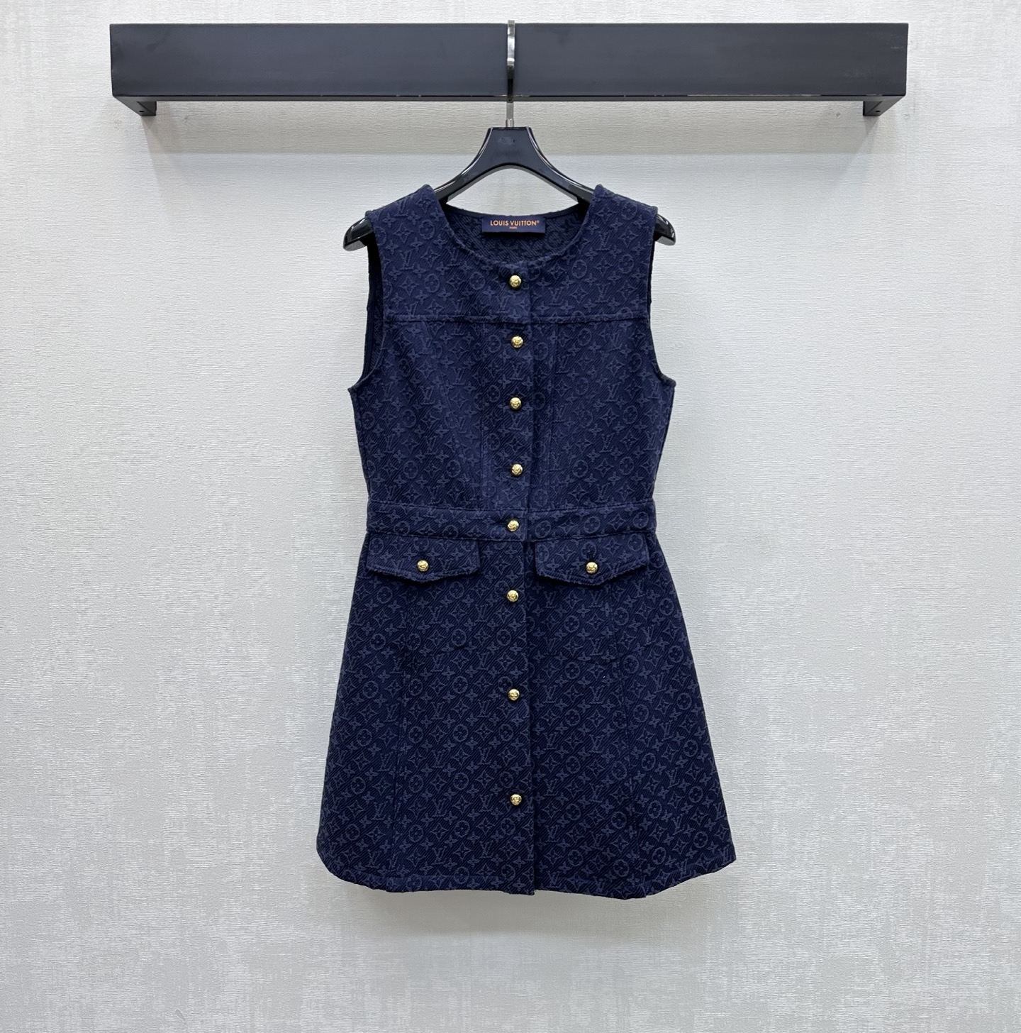 NO:806071,Louis Vuitto*2026 new arrivals jacquard denim vest dress customized with YB imported twill cotton denim material. Multiple washes present a crisp texture. The iconic four-leaf clover jacquard in dark blue tone is low-key and outlines a high-end texture. The fabric is crisp yet soft and neatly cut to highlight the brand's tone. The waisted version is matched with the placket metal engraved button adjustment design to add layering to the look. Surface accessories development. Round-neck vest skirt pattern cut. Easily raise the waistline to show leg length.  Dress with a French accent that is both sweet and cool. High version, Louis Vuitton, skirts,19860909Louis Vuitto*2026新品上架提花牛仔背心裙定制YB进口斜纹棉牛仔材质 多重水洗呈现出挺括质感 深蓝色调标志性四叶草字母提花低调勾勒高级质感 面料挺括又不失柔软度利落裁剪 彰显品牌调性 收腰版型配合开襟金属刻印纽扣调节设计 增添造型层次感 面辅料开发 圆领背心裙版型剪裁 轻松拉高腰线显腿长 穿搭甜酷兼具的法式腔调  高版本,,louis vuitton,skirts,,Women's clothing